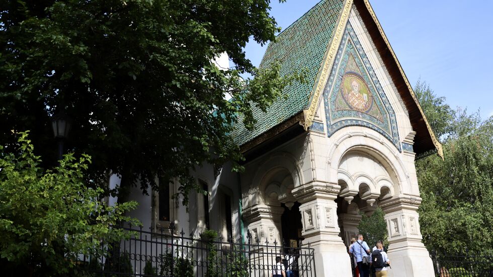 Руската църква отвори врати. Новият ѝ предстоятел пристигна с джип с украинска регистрация
