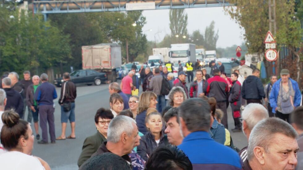 Работници от ТЕЦ „Брикел“ блокират международния път Русе - Свиленград