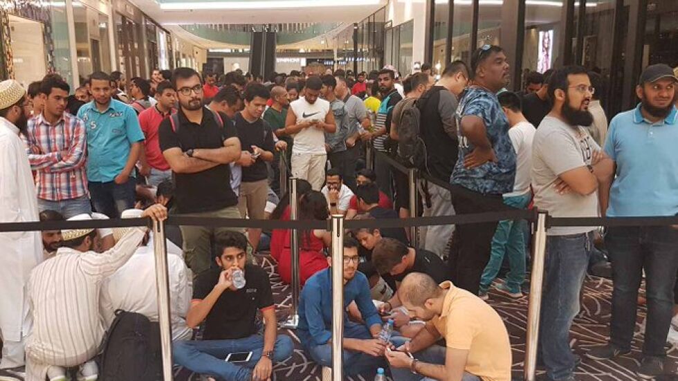 Хиляди ентусиасти на опашка за новия iPhone в мола в Дубай (ВИДЕО)