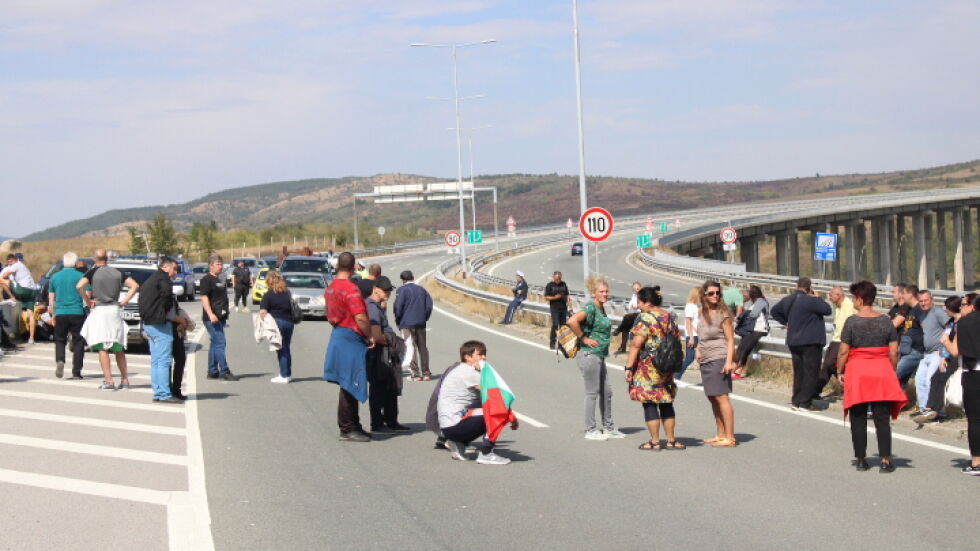 Пътните блокади на енергетици и миньори: Ресорният министър отива при протестиращите