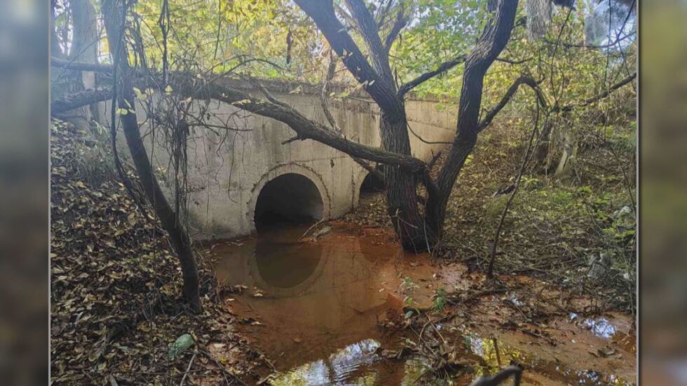 „Реката е отровна. Няма държава“: Защо Струма потече в оранжево?