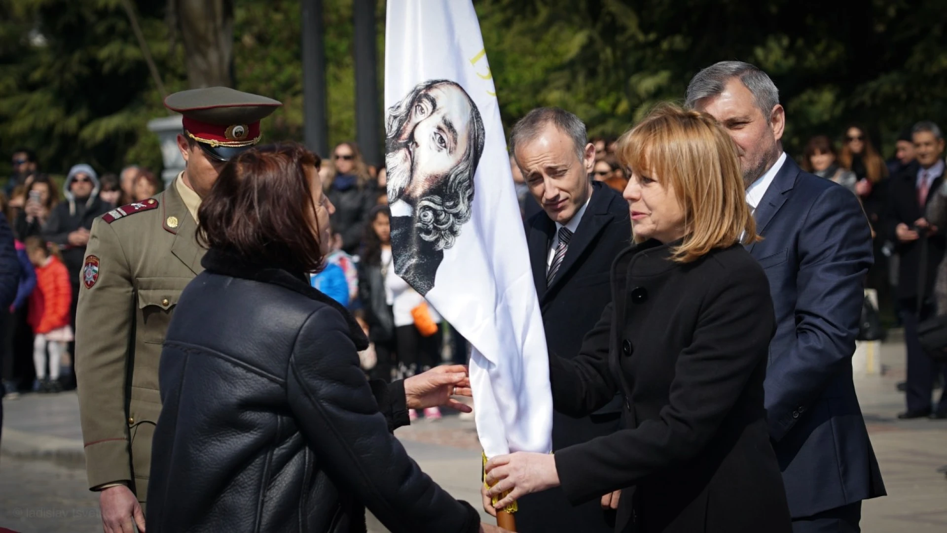 София празнува 140 г. столица на България: Осветиха 140 училищни знамена