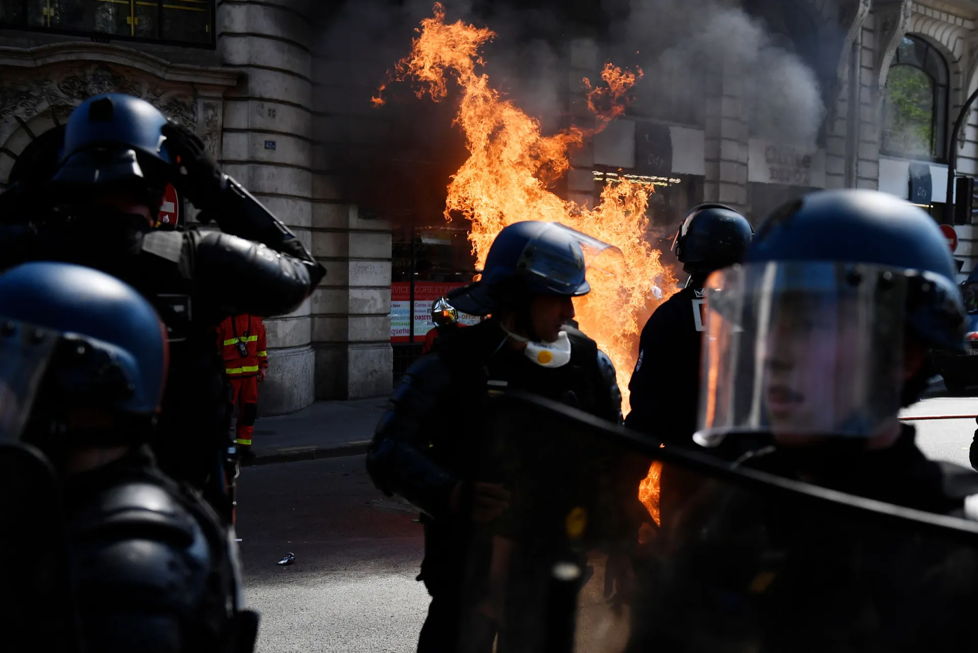 Протест на "жълтите жилетки" в Париж