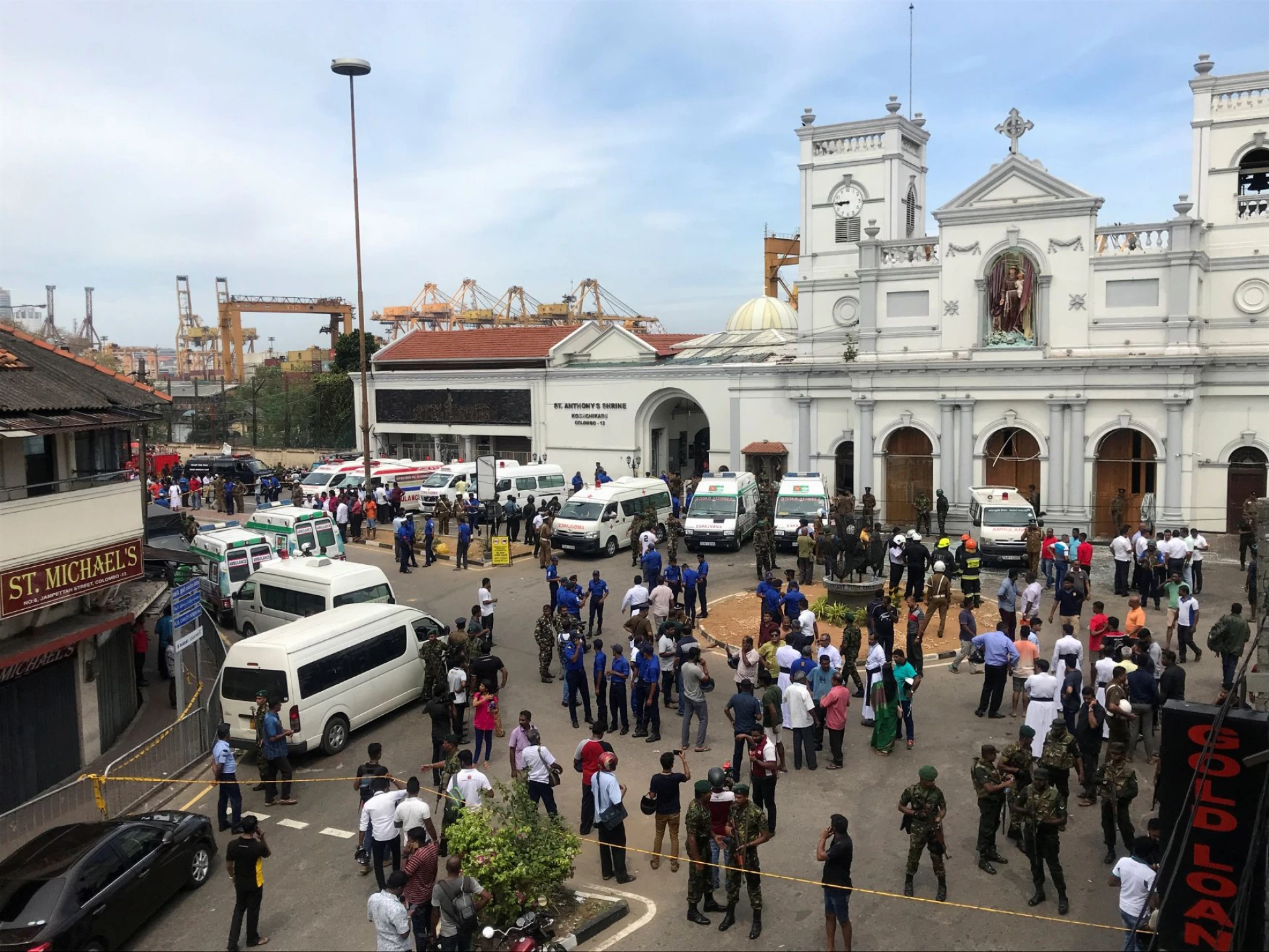 Експлозии в църкви и хотели в Шри Ланка