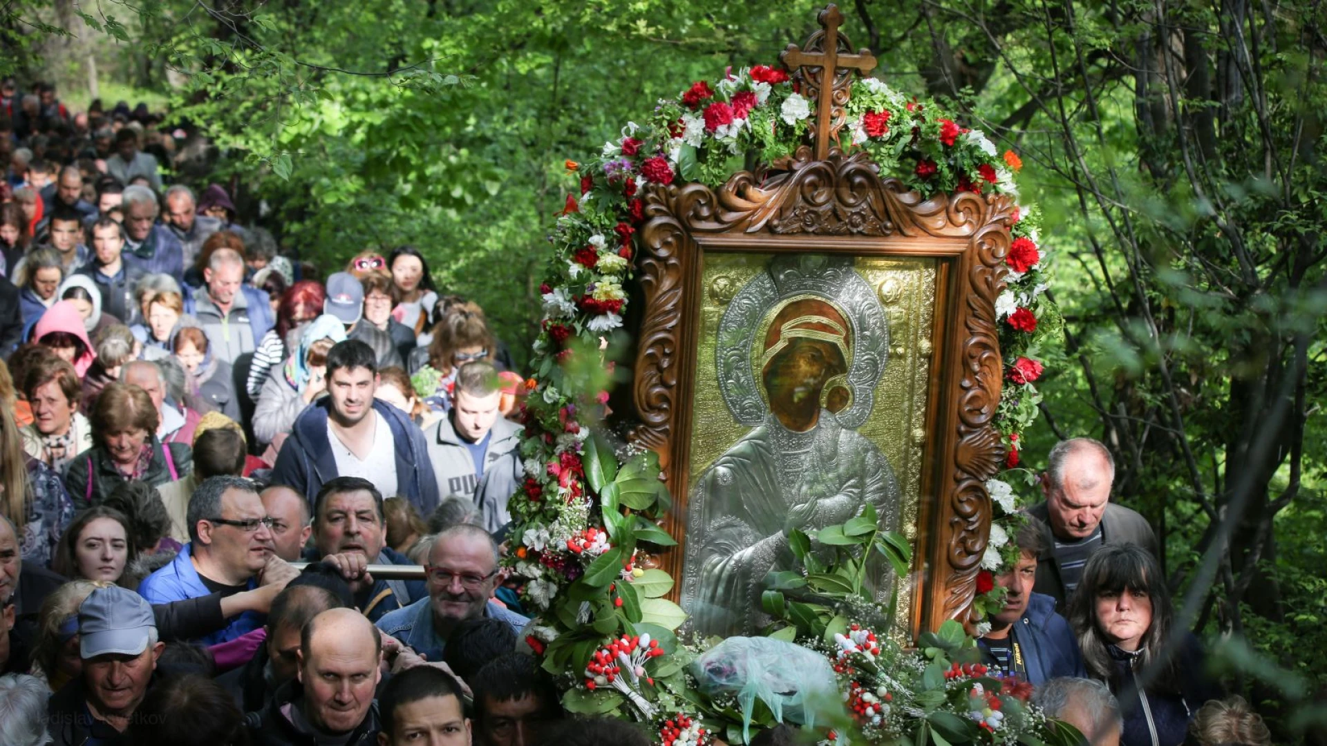 Литийно шествие с чудотворната икона от Бачковския манастир