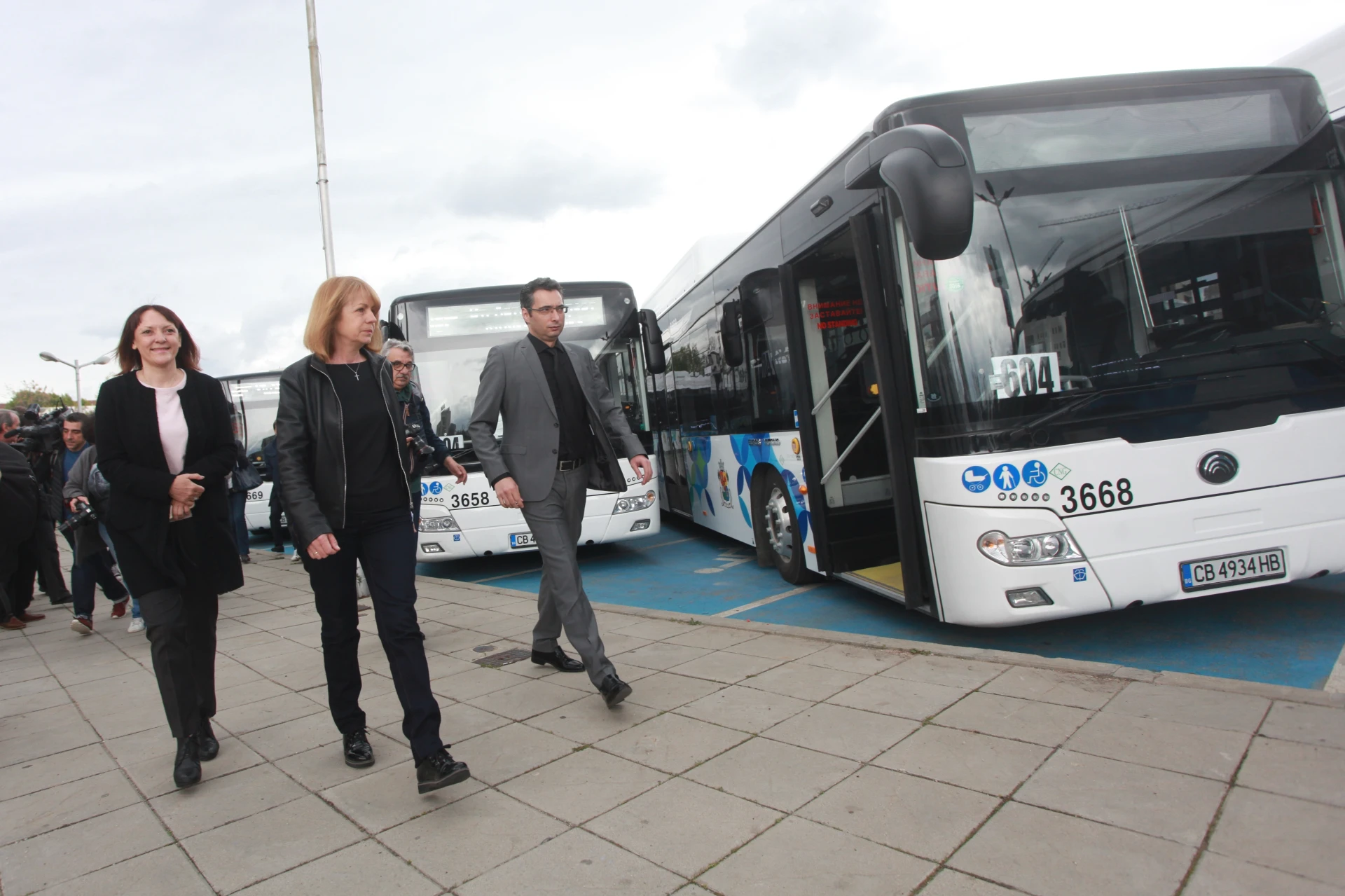 Нови автобуси на газ и със зарядно за телефони тръгват в София