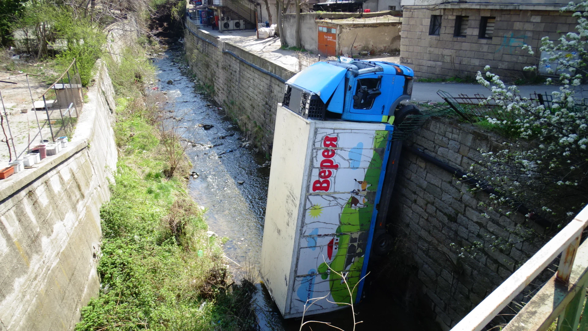 Камион с мляко падна в реката в Дупница