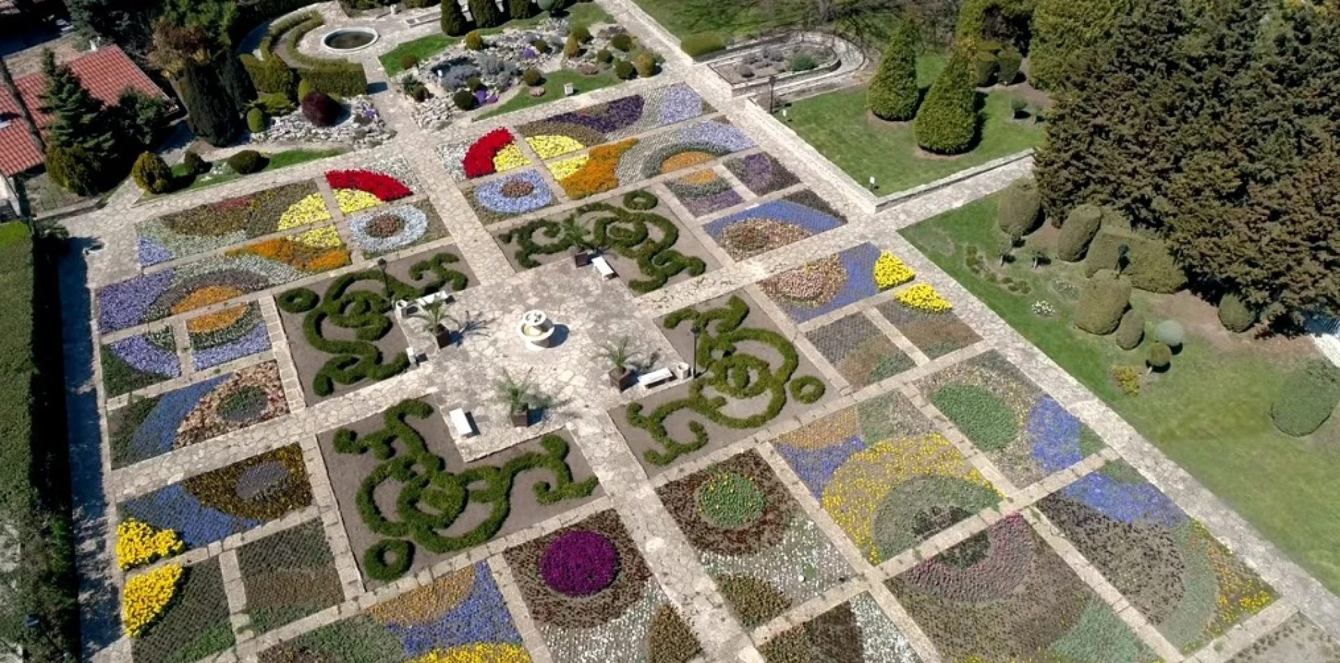 С 50 хиляди лалета от над 90 сорта пролетната красота на Ботаническата градина в Балчик е впечатляваща!