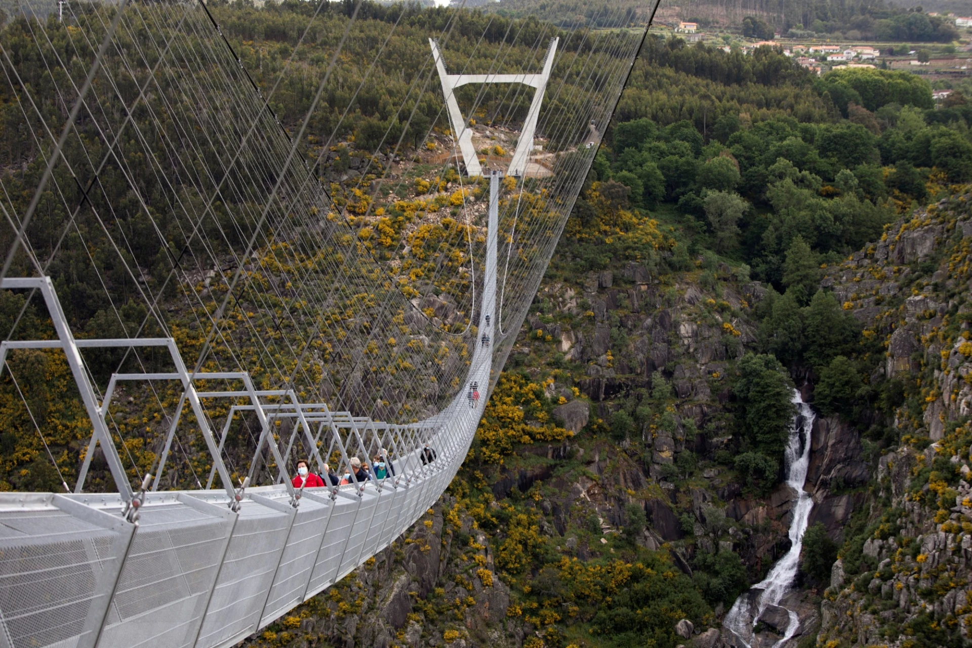 Най-дългият висящ пешеходен мост в света е в Португалия