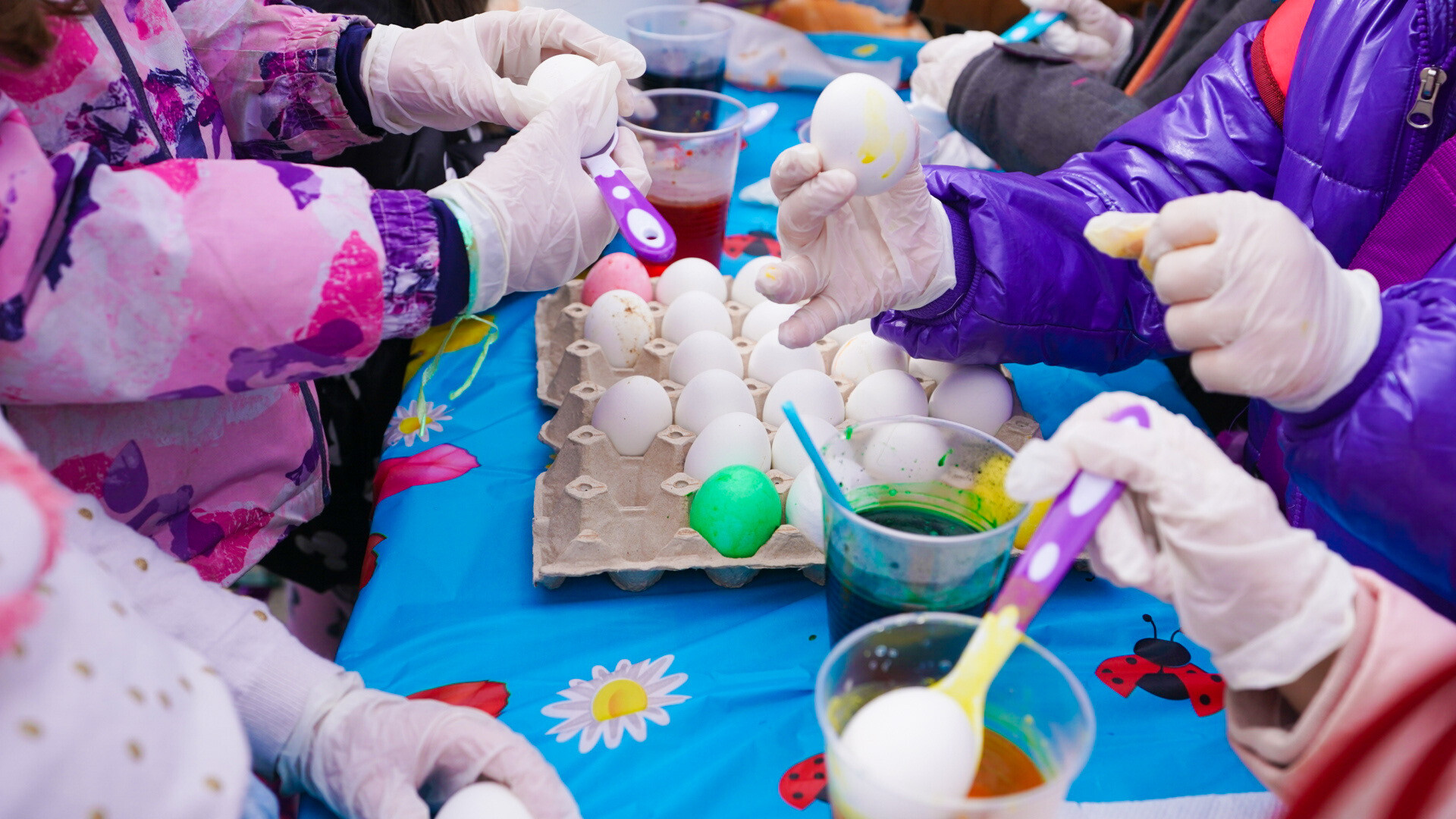 Деца боядисват яйца за Великден