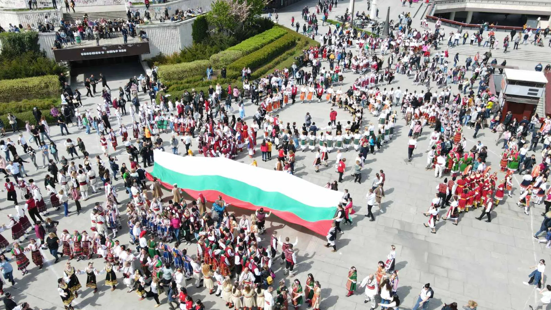  Най-дългото хоро в София 