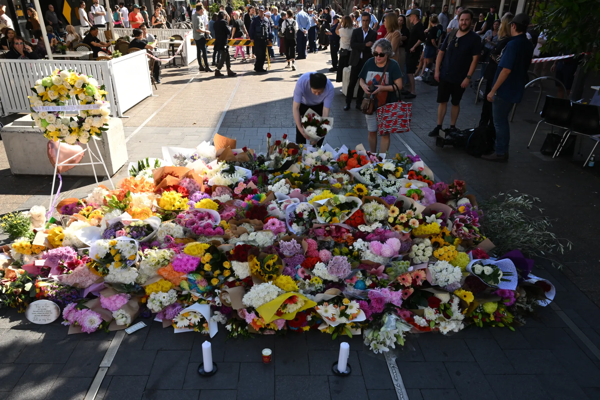 Цветя в памет на жертвите в Сидни