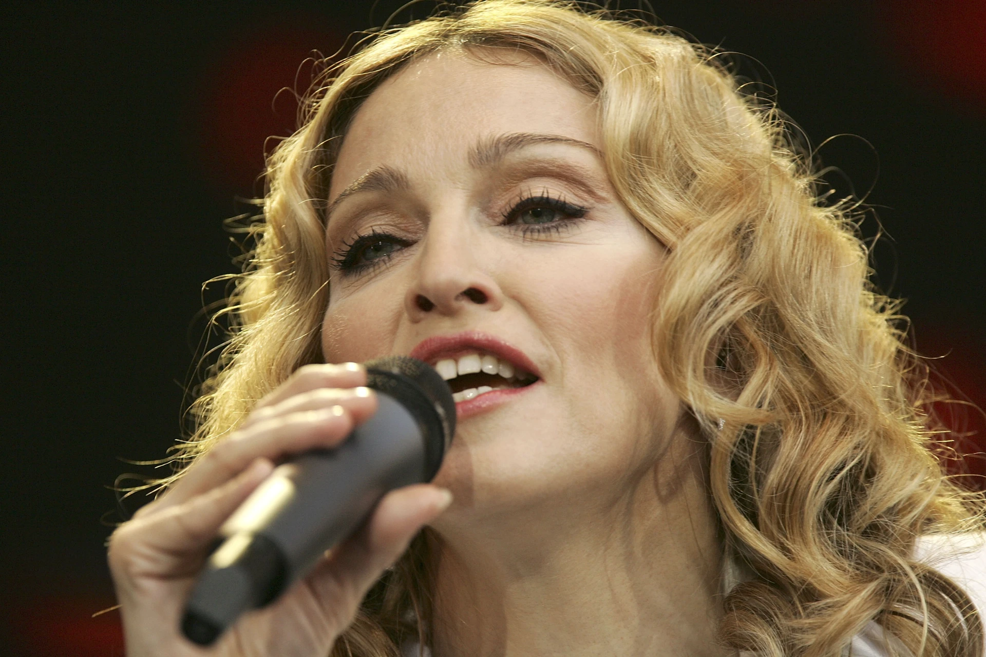 Мадона покори България
