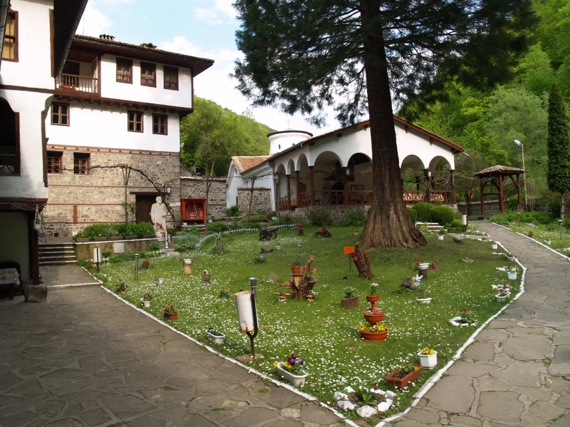 В манастира „Седемте престола” отслужиха панихида в памет на загиналите при катастрофата край Своге