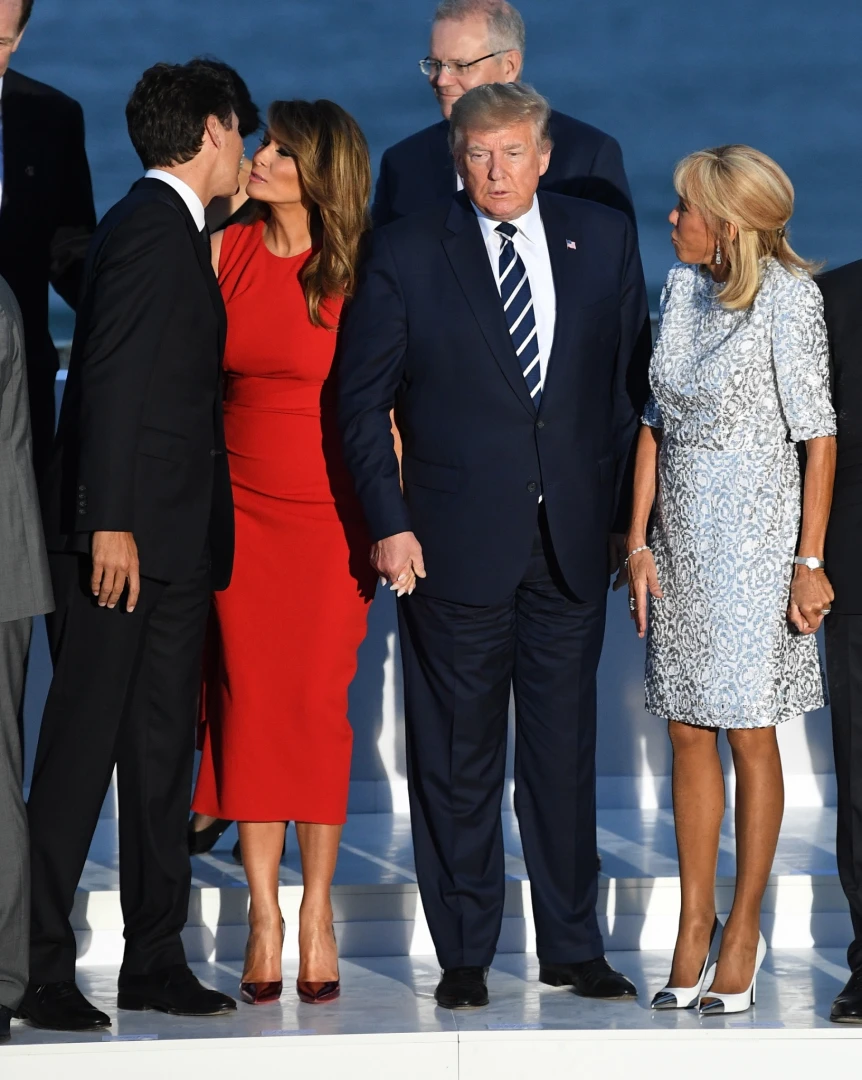 Защо моментът, в който Доналд и Мелания Тръмп се хванаха за ръце, изглежда толкова нелеп