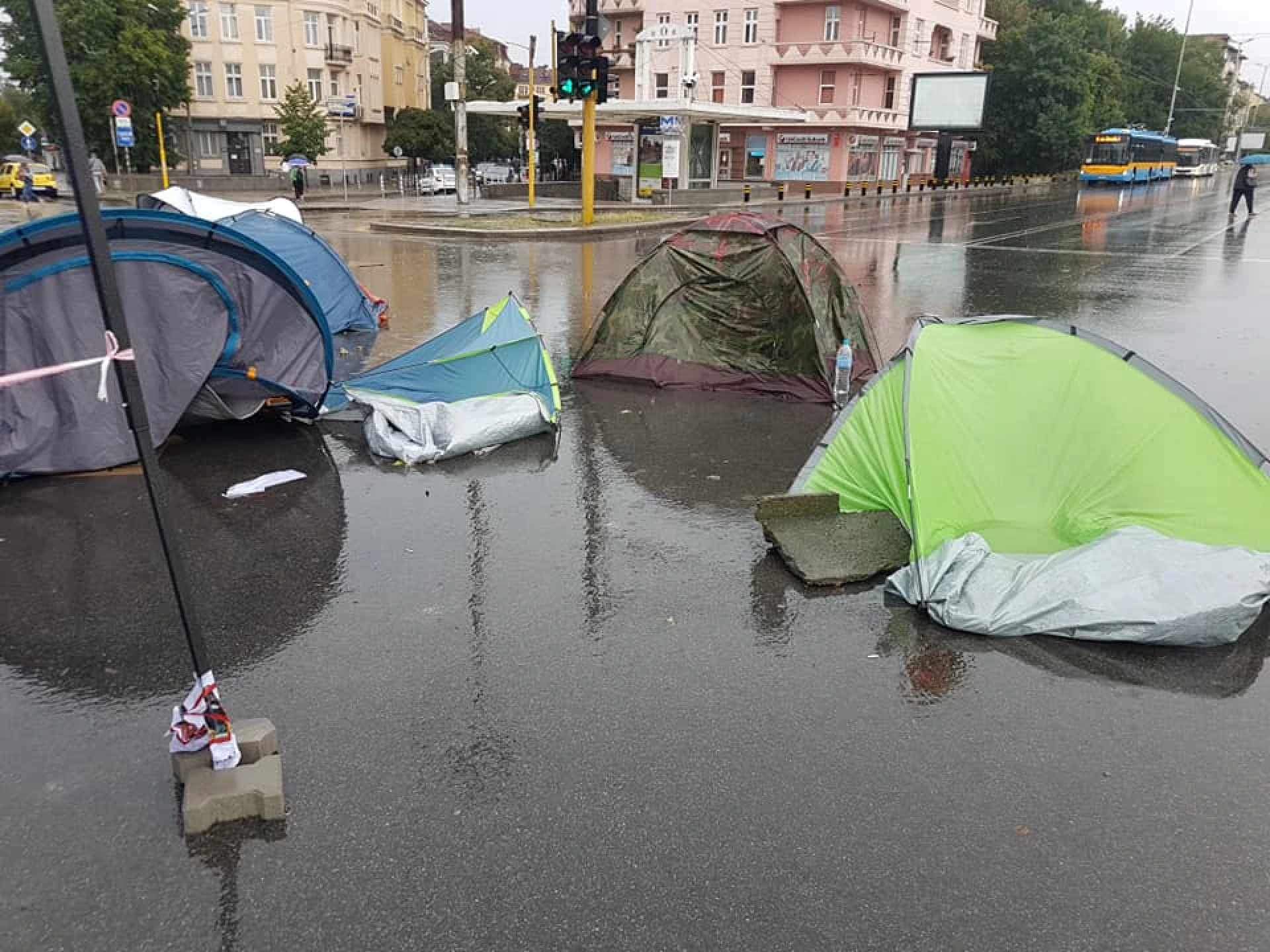 28 ден на протести в София: Буря повреди част от палатките