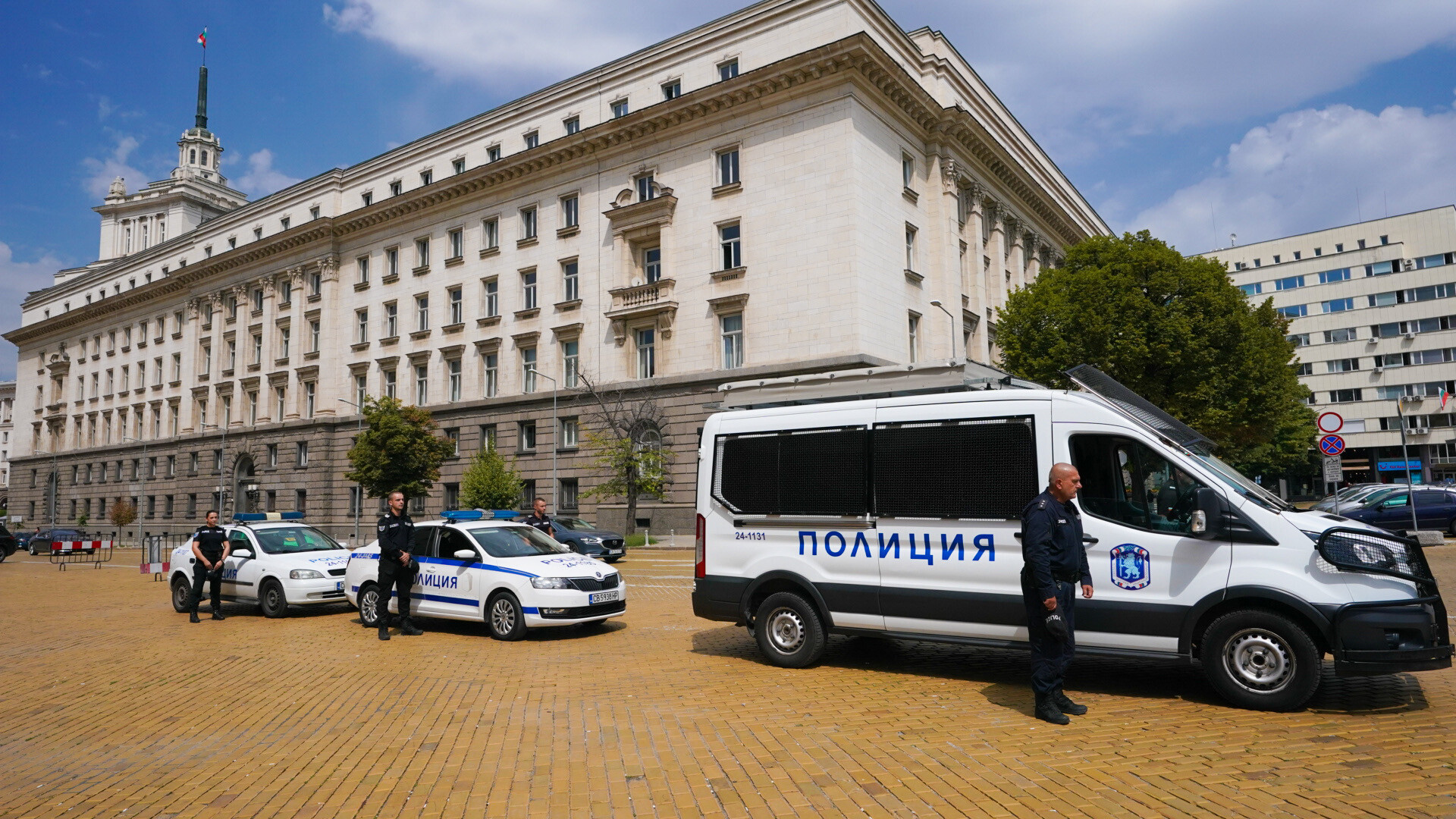  Минута безмълвие пред Българска народна банка за починалите служители на реда в Бургас 