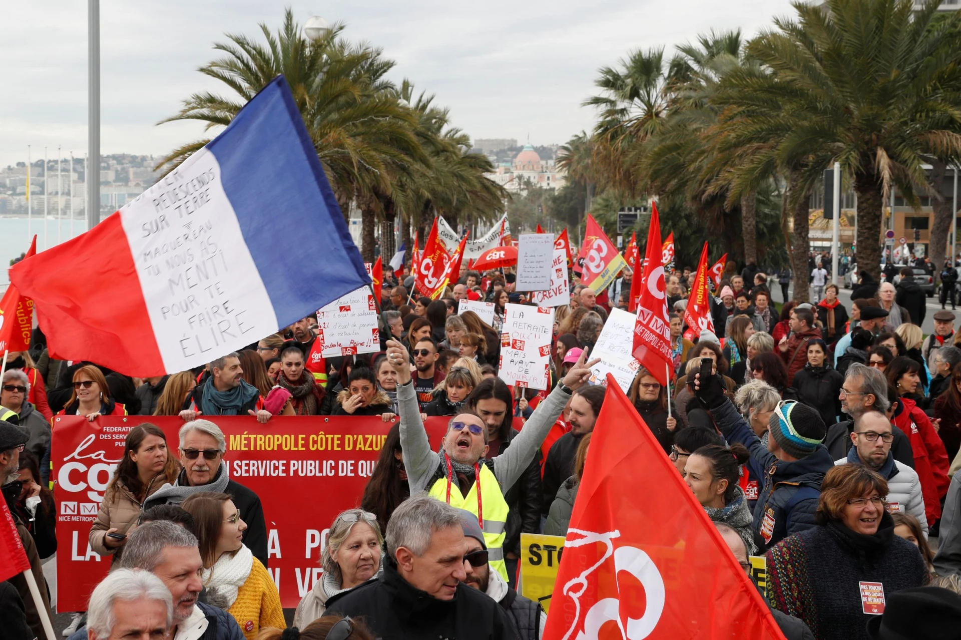 Франция стачкува срещу пенсионна реформа