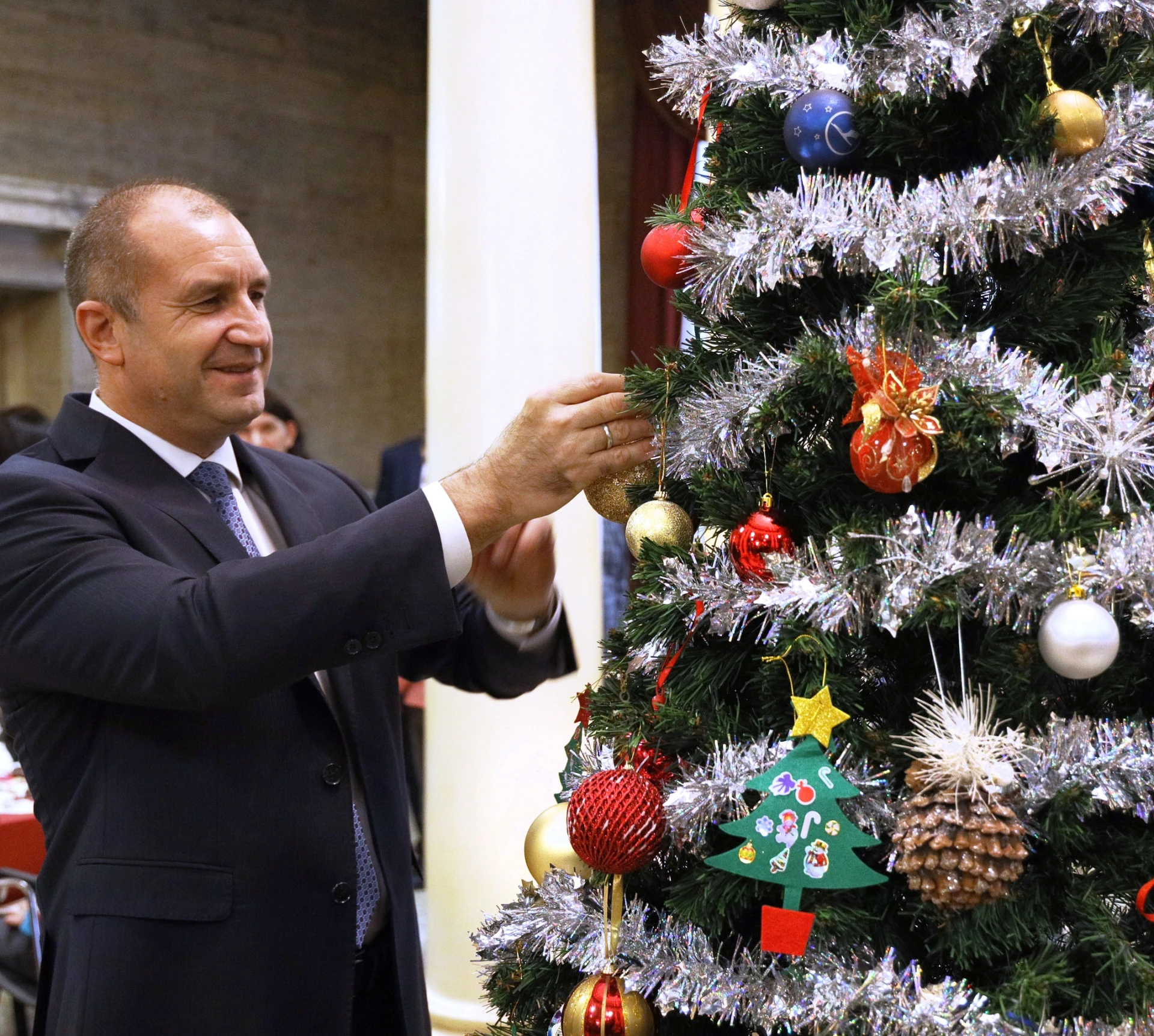 "Българската Коледа": Румен Радев и деца украсиха елхата в президентството