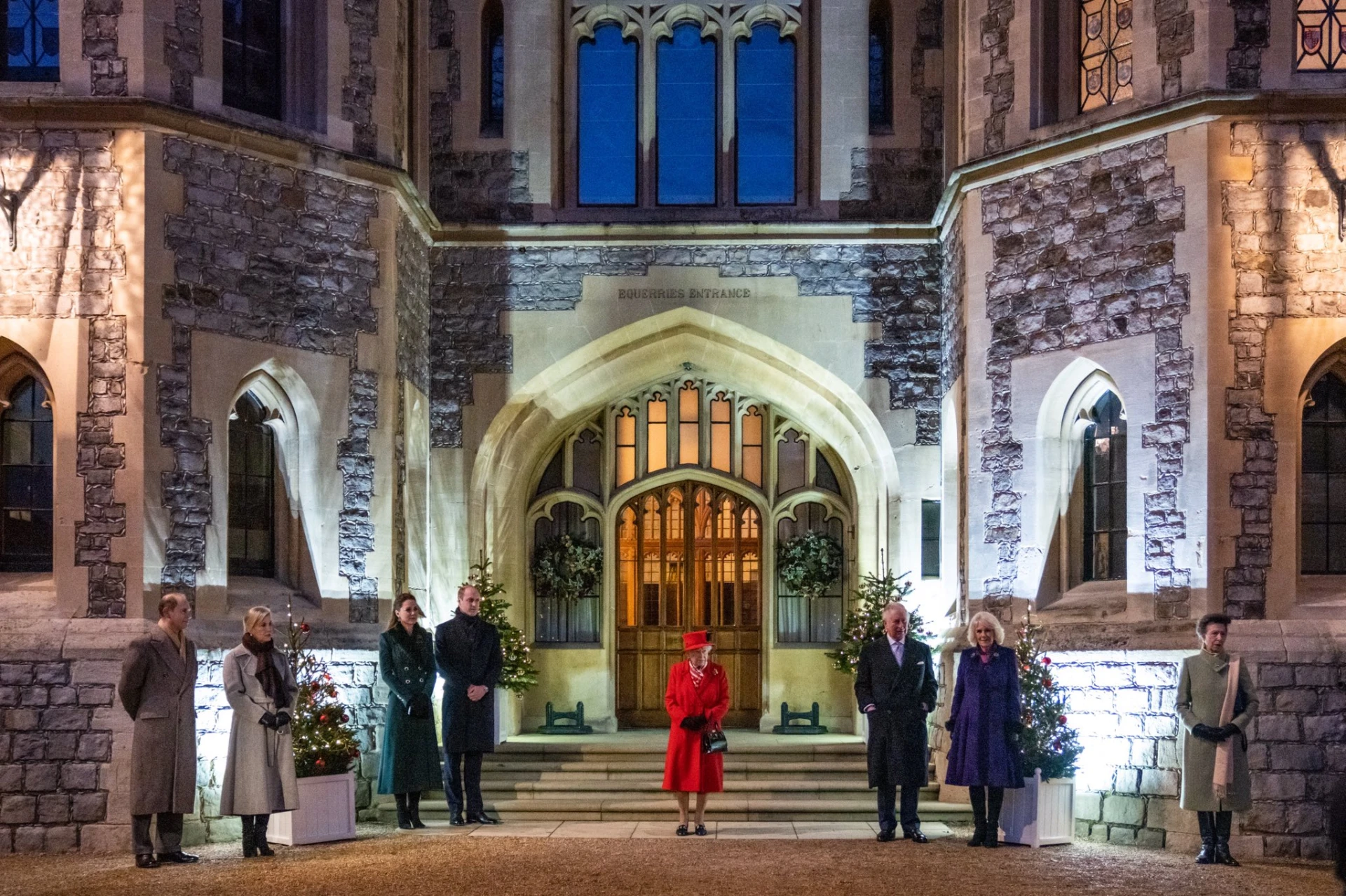 Вижте коледната украса в Уиндзор – дворецът, в който Елизабет II ще празнува за първи път от 33 години