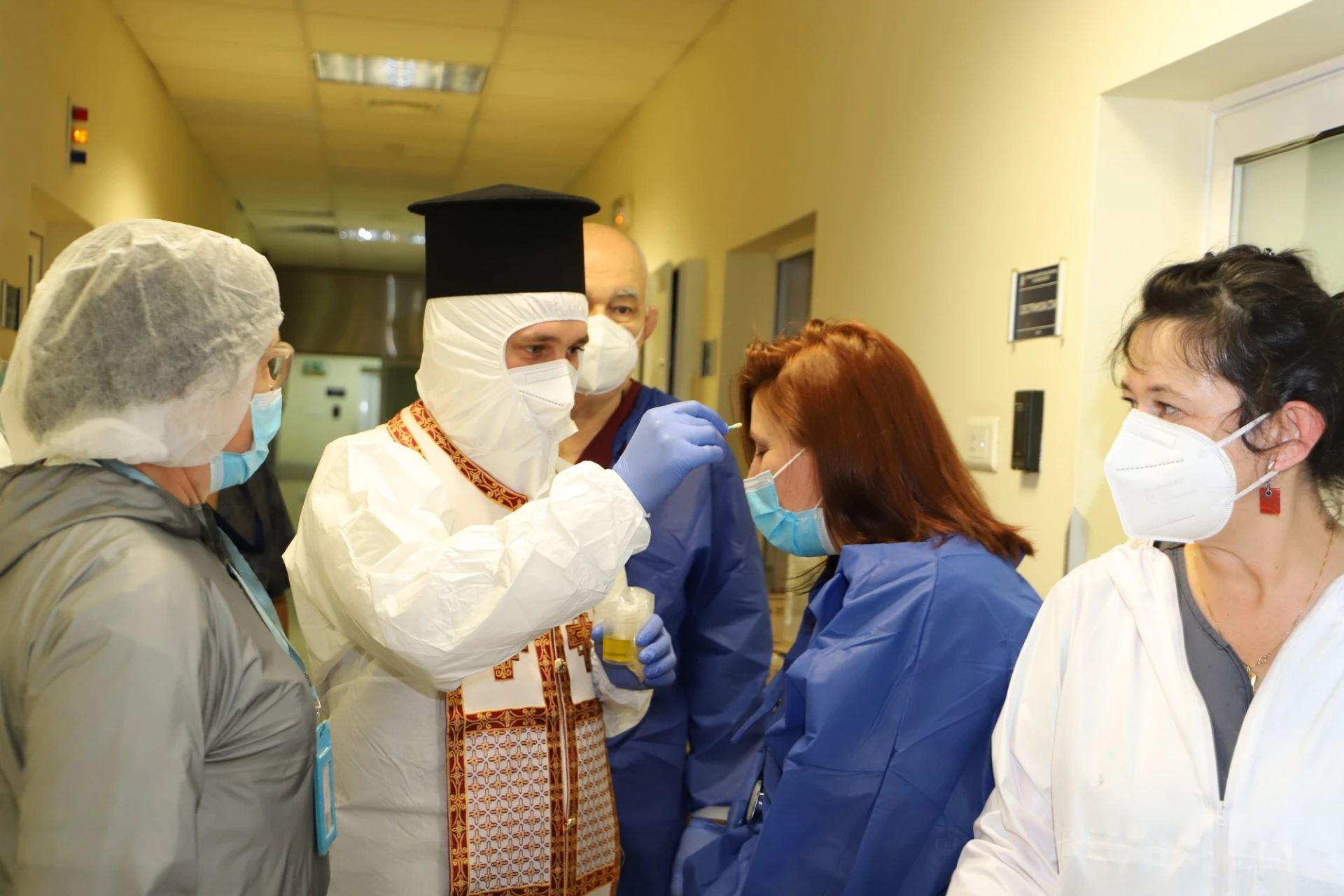 Свещеници помазват болни от коронавирус във ВМА