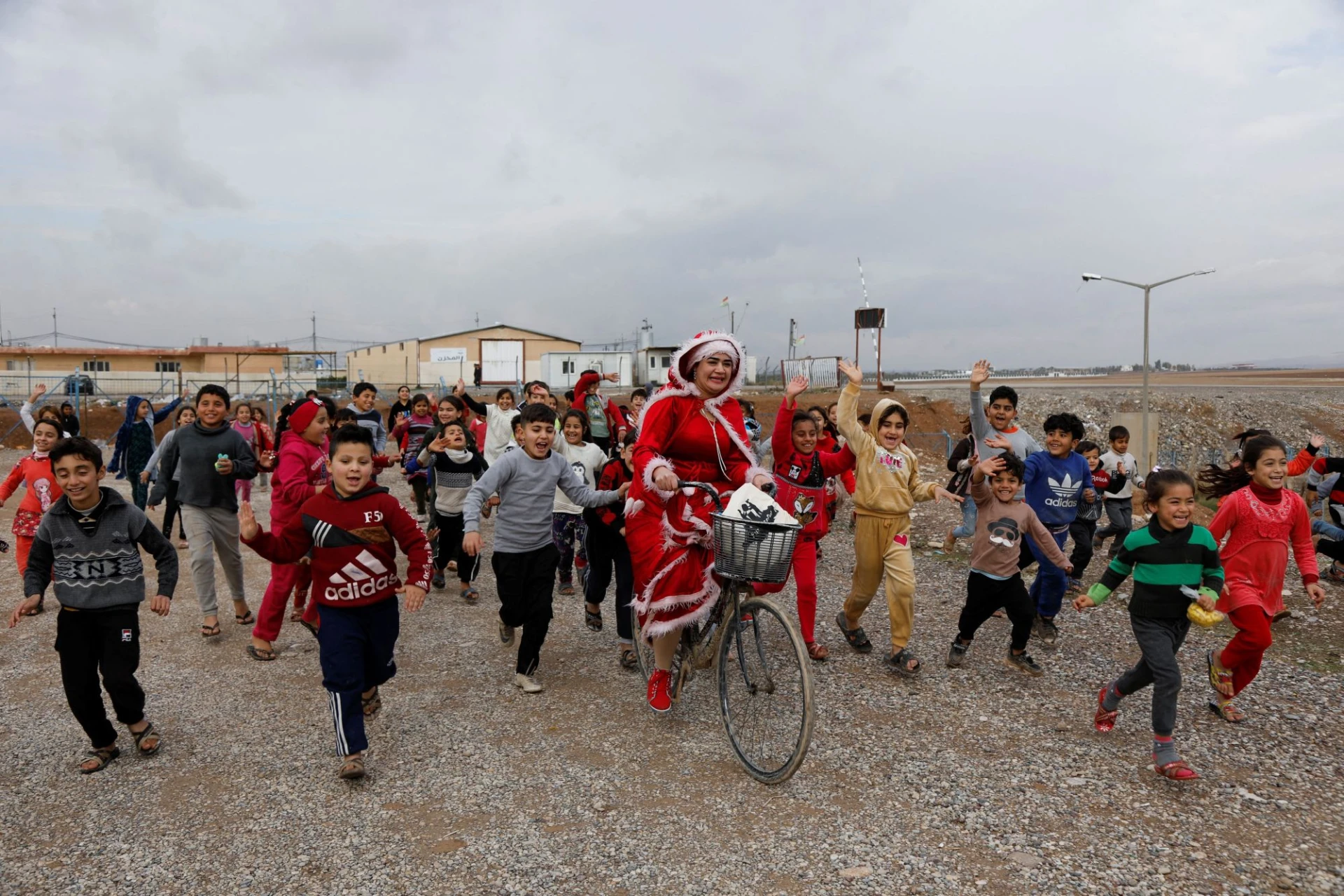 Иракчанка, облечена като Дядо Коледа, раздаде подаръци на разселени деца