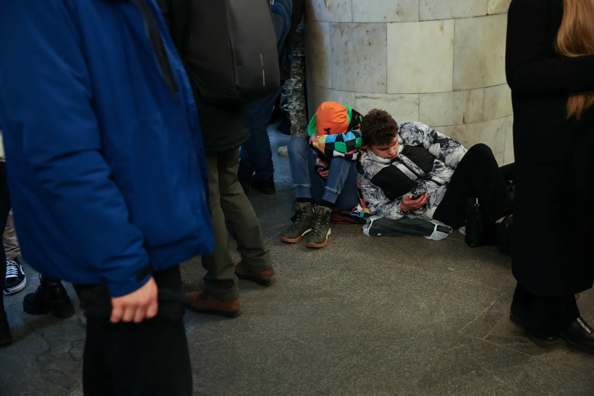 Жители на Киев се крият в метрото след въздушна тревога