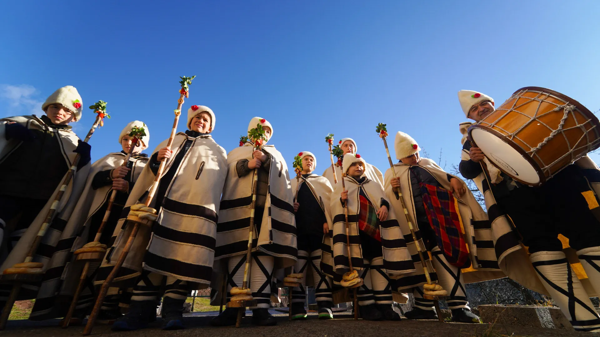  Коледари обикаляха къщи в сeло Бов 