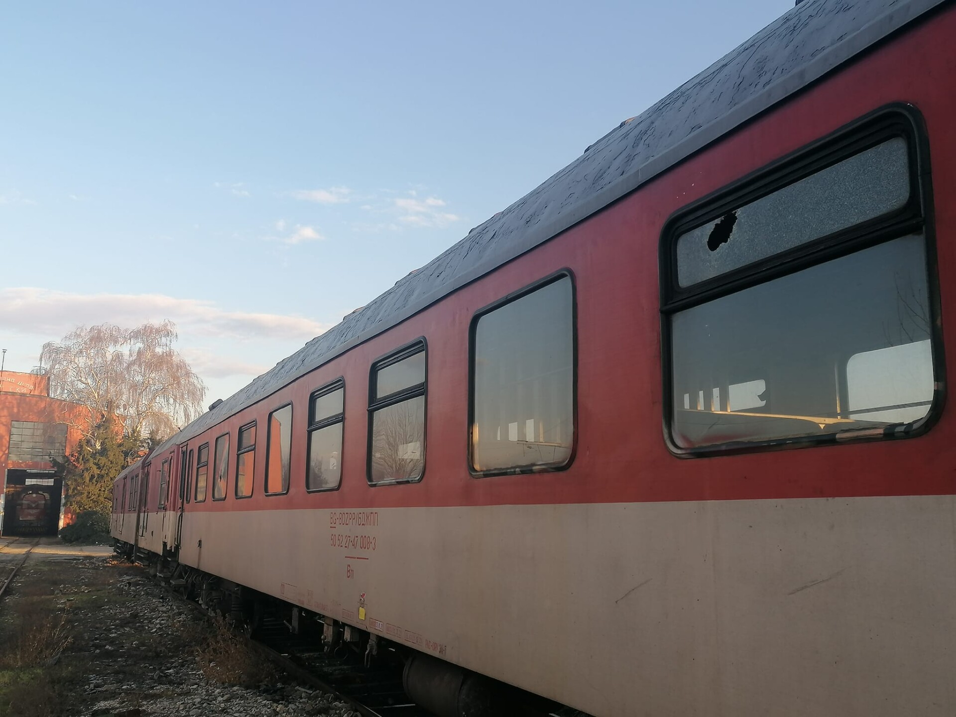 Влакът от Свищов за Левски се превърна в мишена на вандали