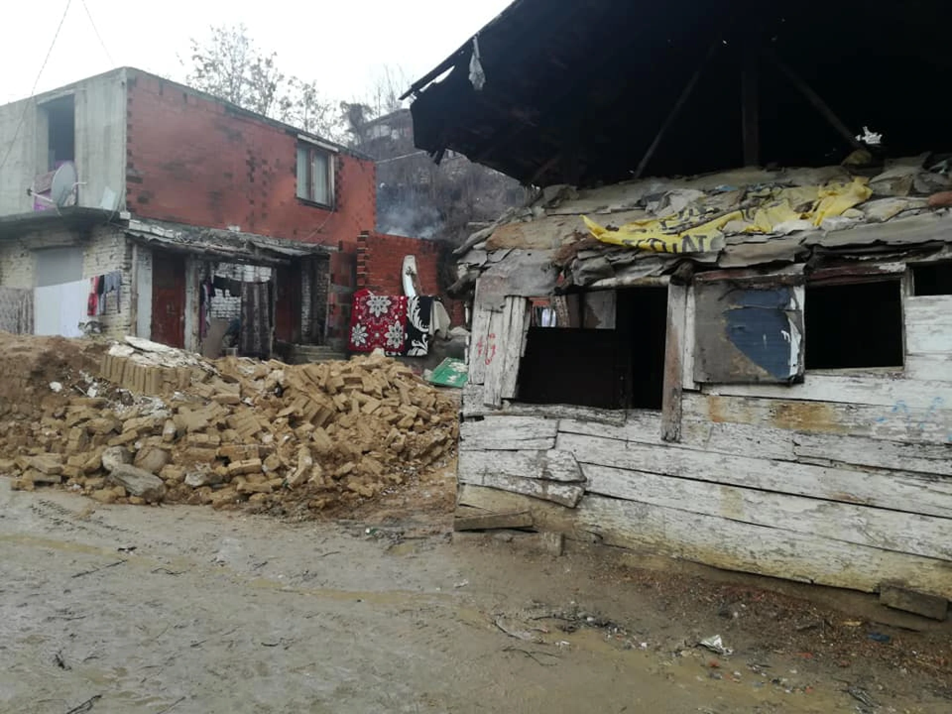 Стена от къща се срути и рани дете в село Микрево