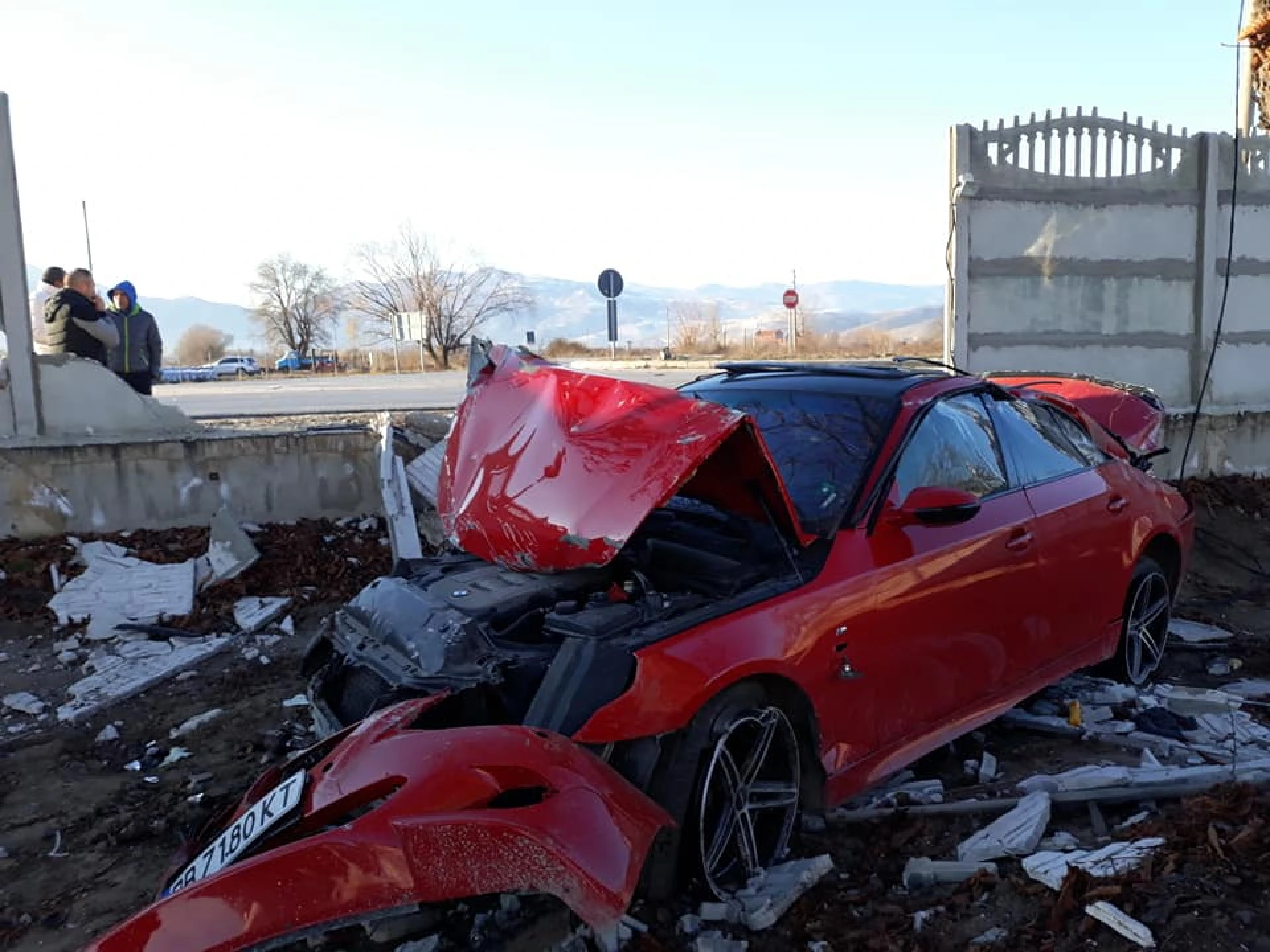 Кола събори бетонна ограда и се преобърна в имот в Пловдив