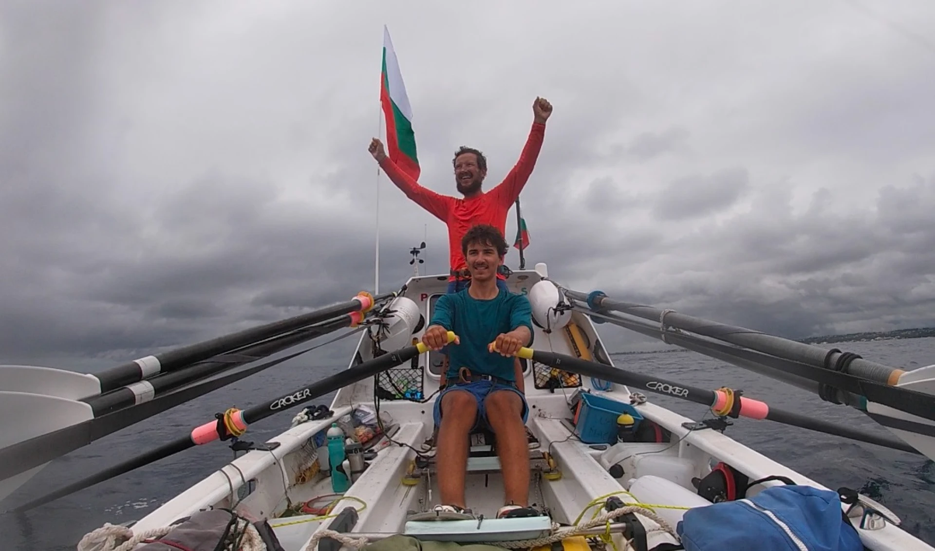 Баща и син българи гребат от Португалия към Бразилия с лодка, построена в гаража им