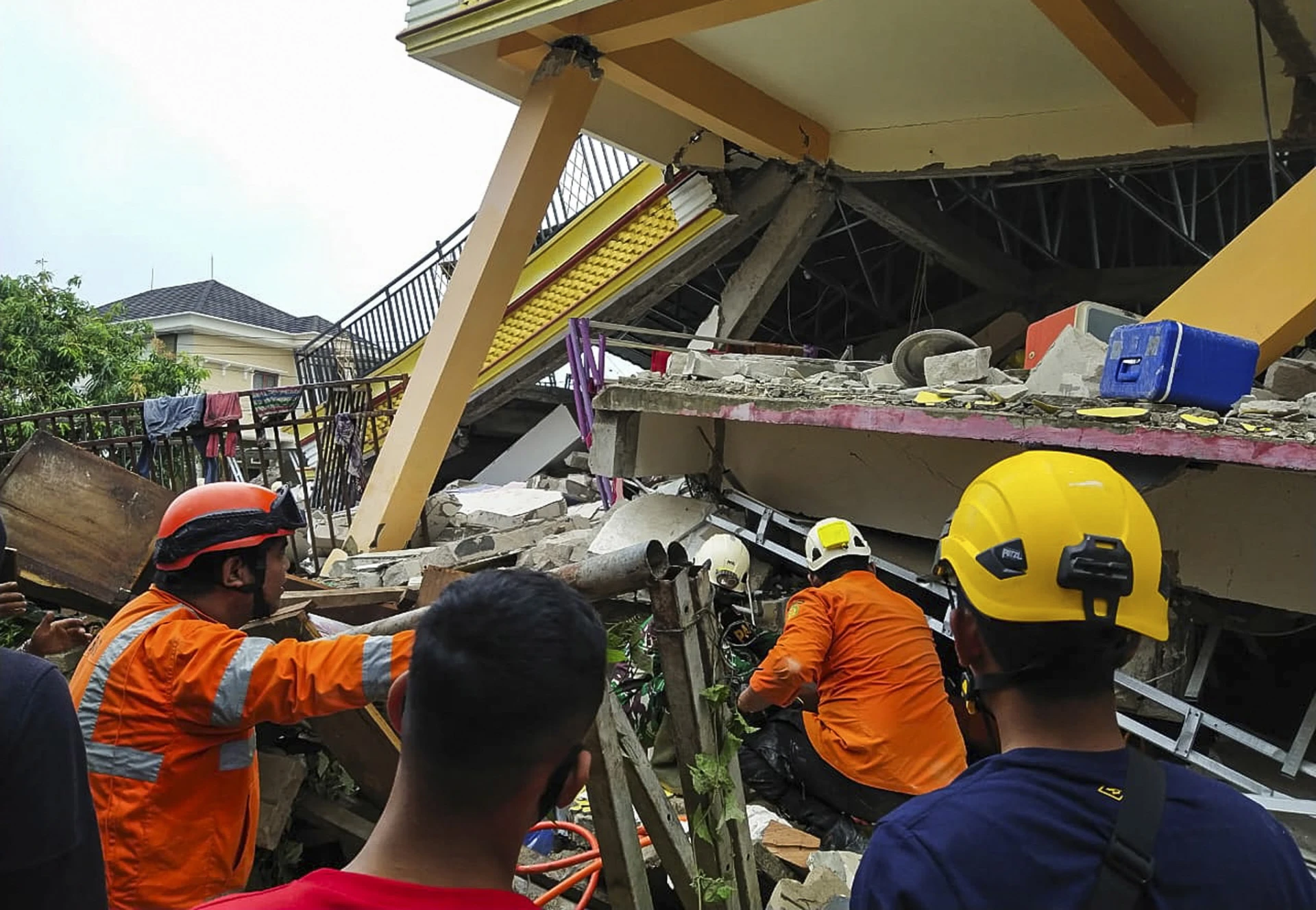 Силно земетресение в Индонезия