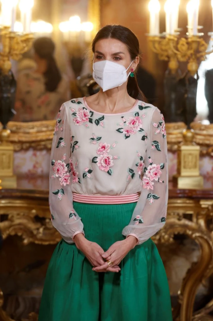 Кралица Летисия впечатли със зелена копринена рокля на Sandro