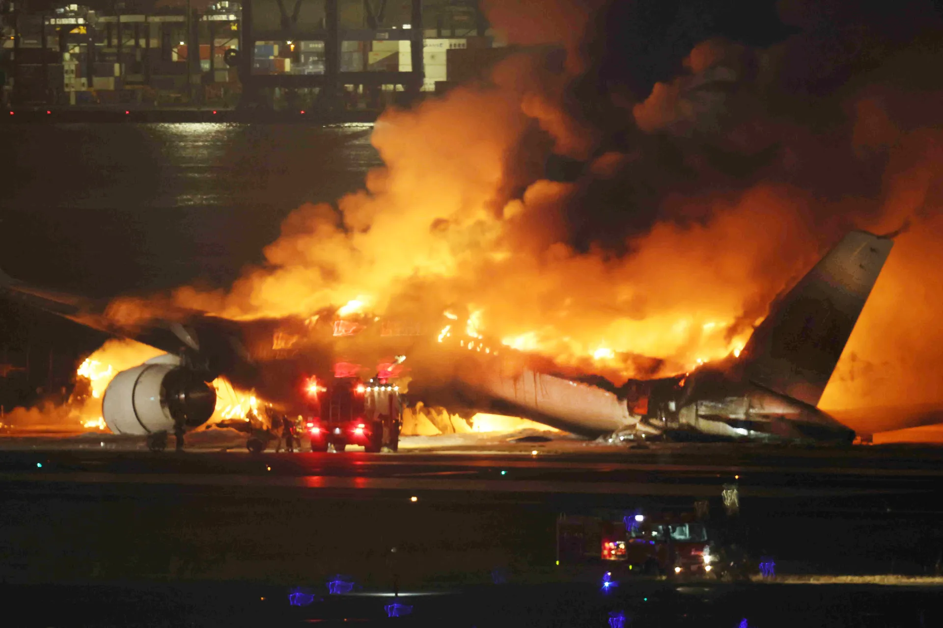 Самолет в пламъци на летище в Токио