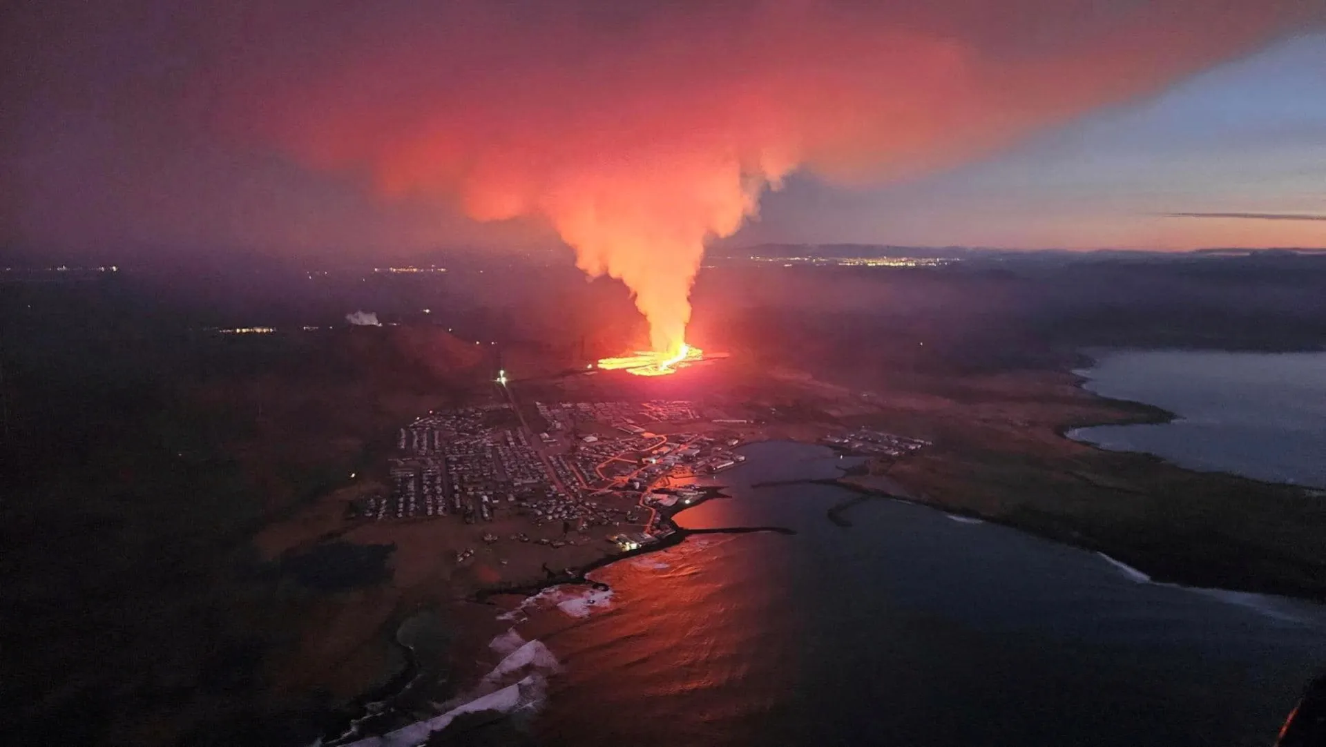 Вулканът в Исландия: Има ли опасност лавата внезапно да отвори нови пукнатини?