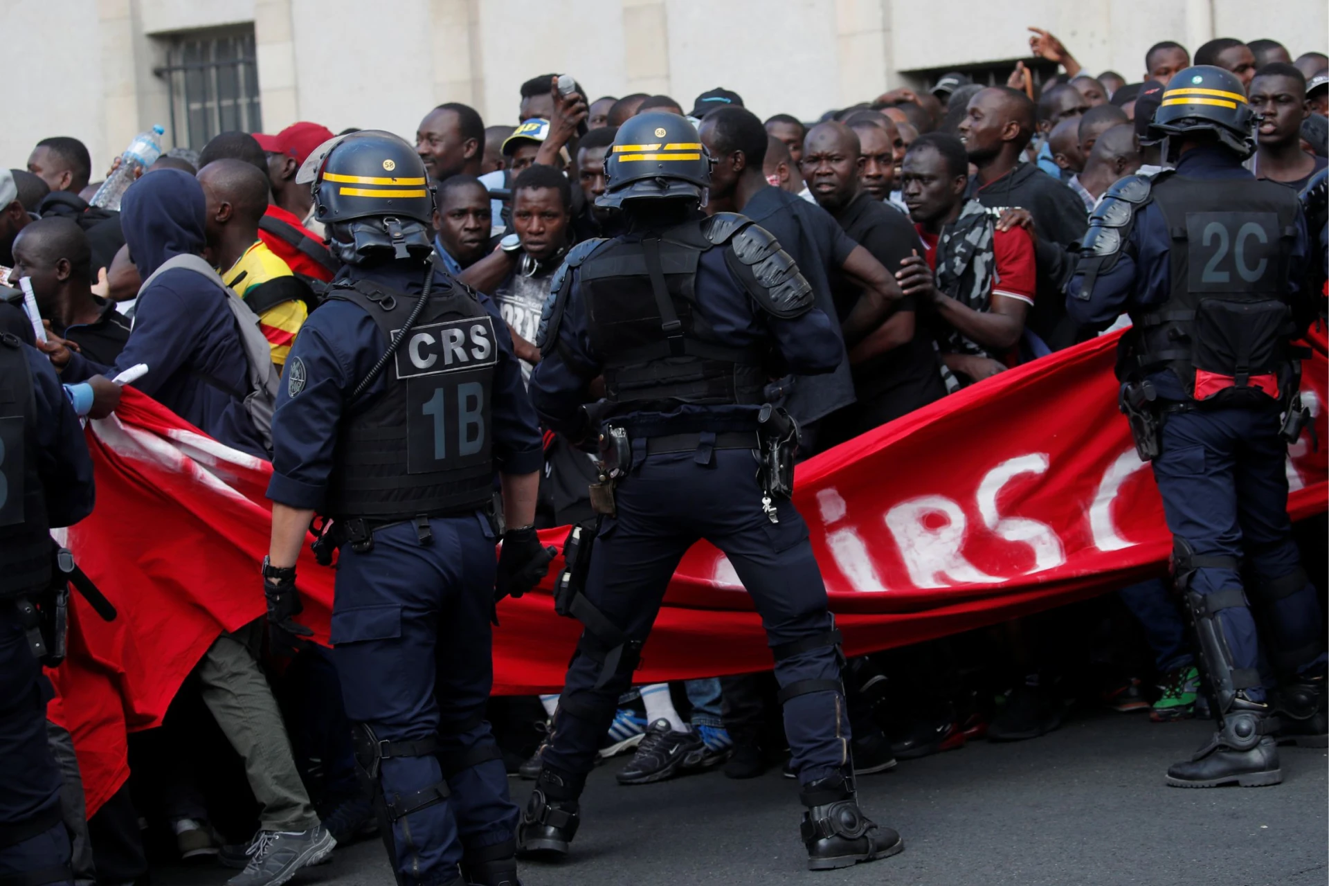 Стотици незаконни мигранти окупираха парижкия Пантеон