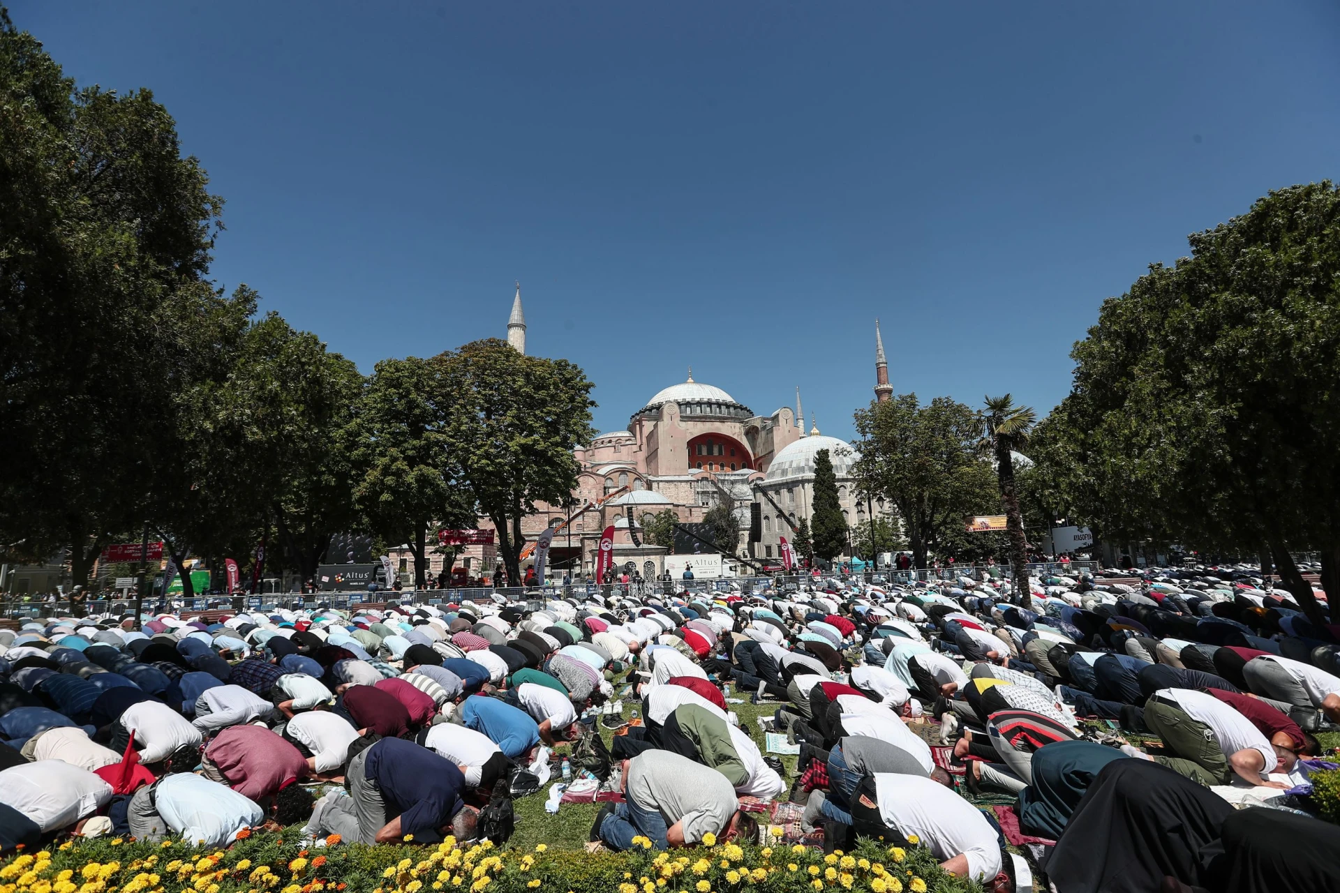 Първа молитва в "Света София" в Истанбул