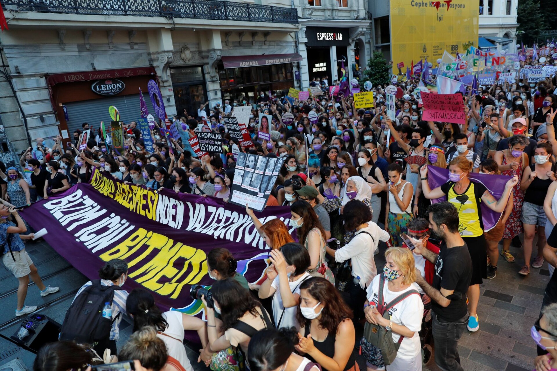 Протести в Турция срещу напускането на Истанбулската конвенция