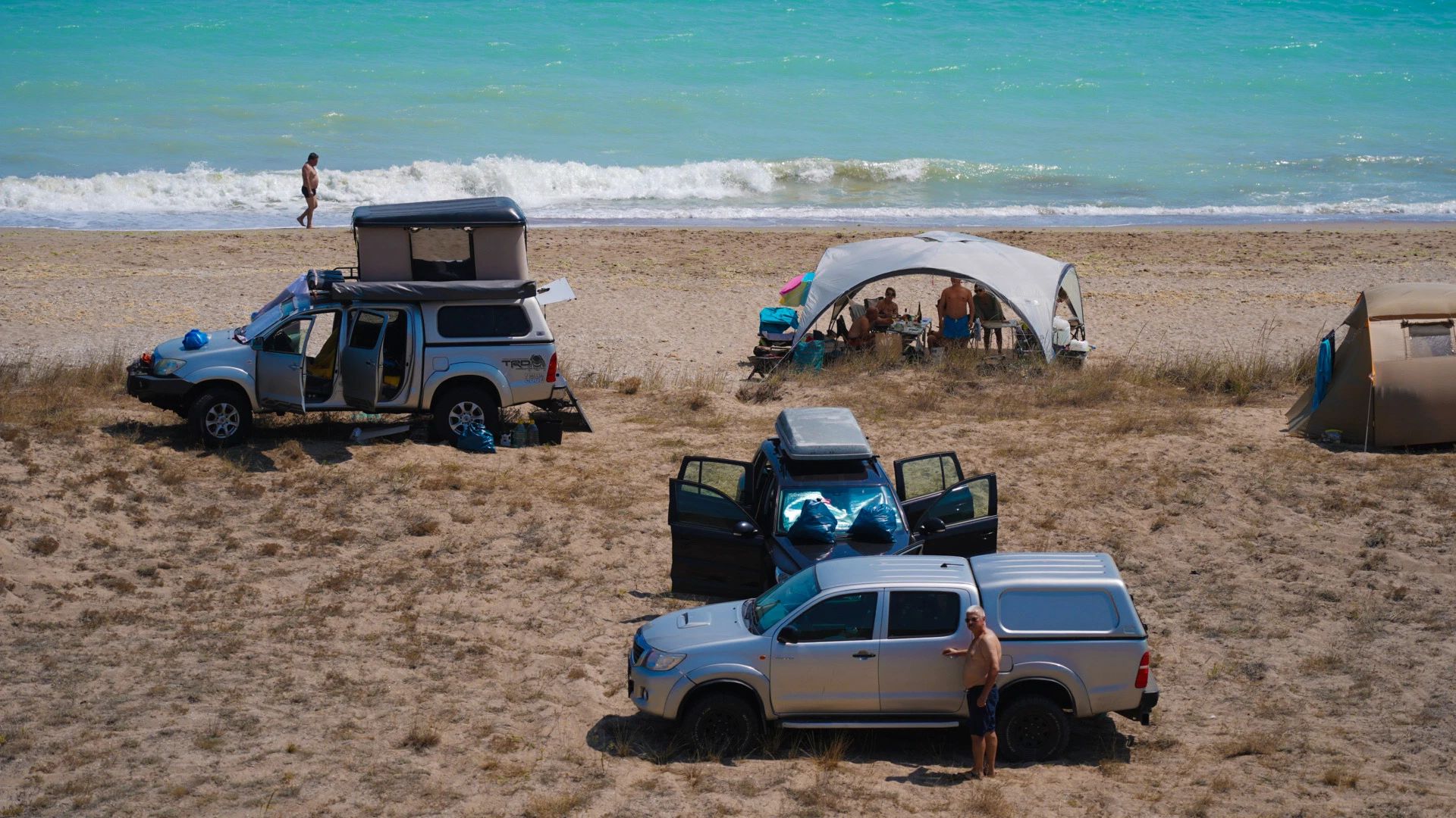 Автомобили и палатки върху дюни на Дуранкулак