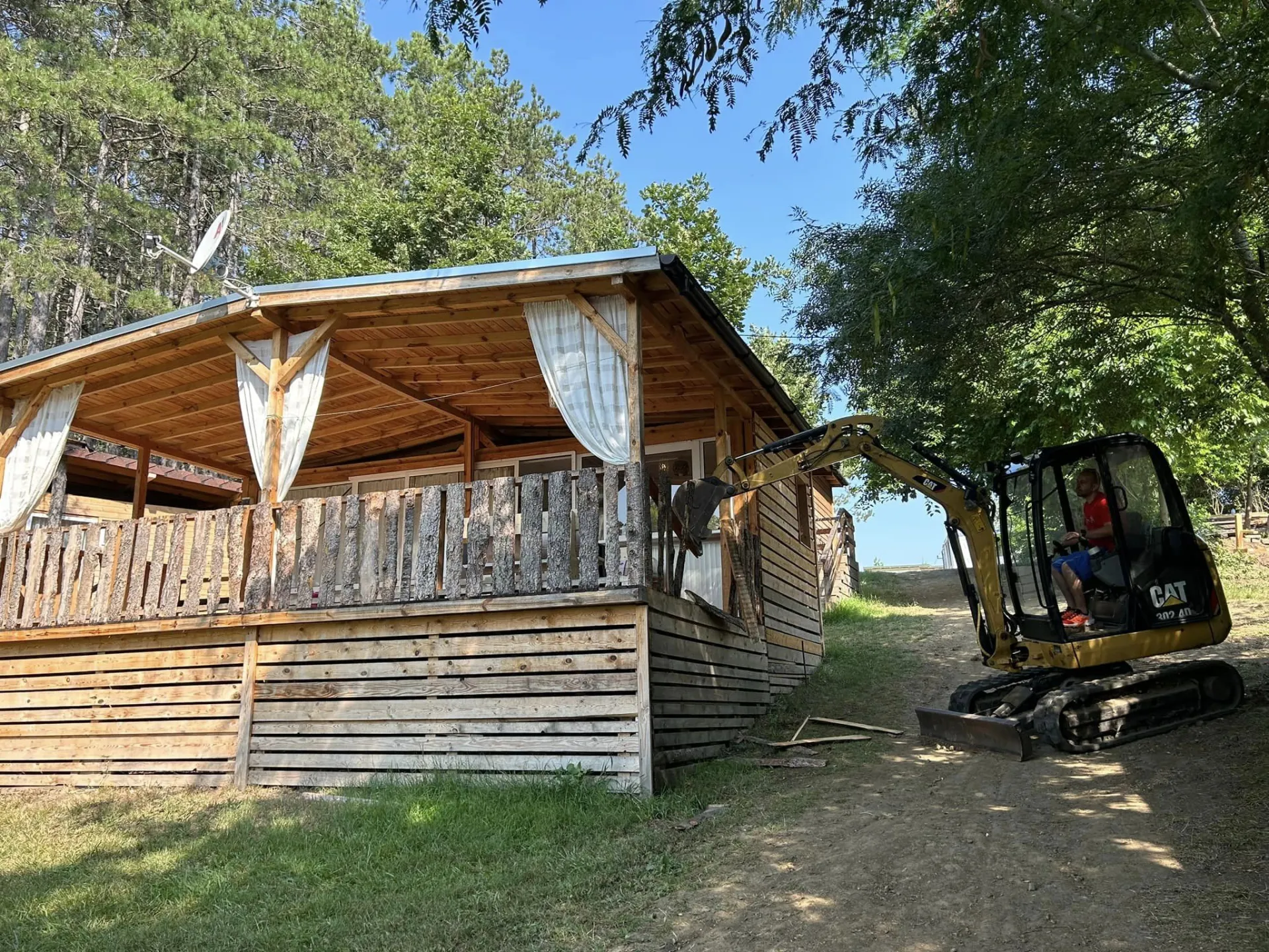  Премахват противозаконни обекти наоколо до плаж „ Корал “ 