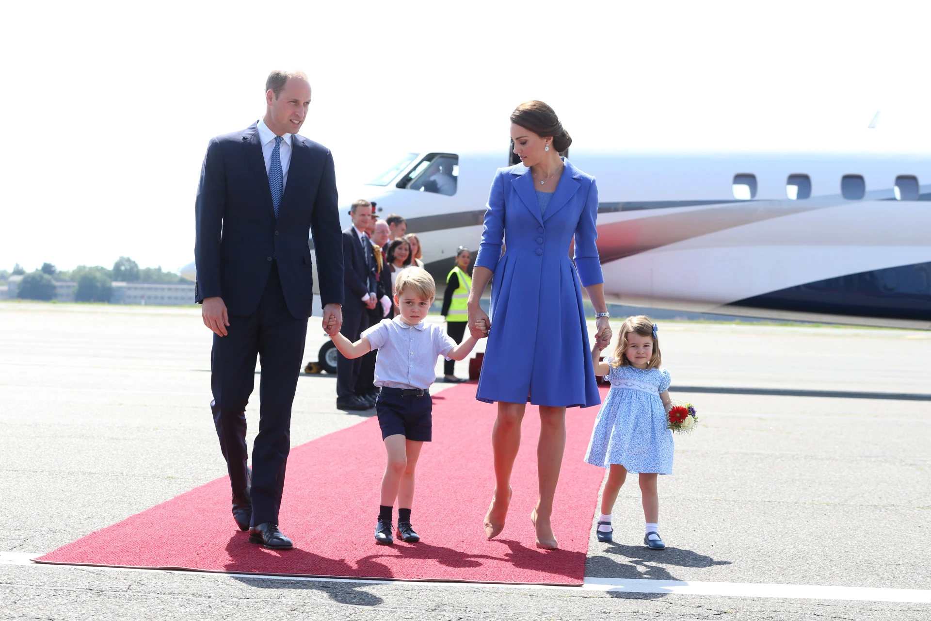 Семеен уикенд: Кейт Мидълтън, принцеса Шарлот и принц Джордж на разходка
