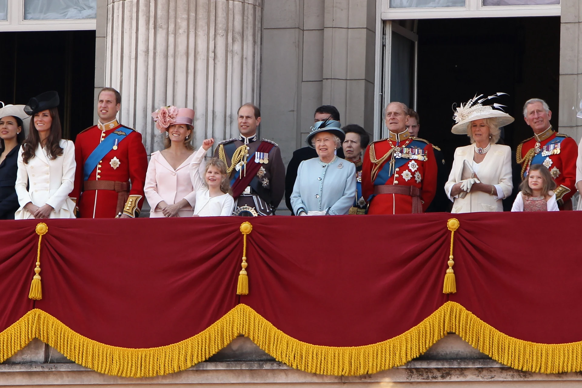 От Елизабет II до принц Луи – всички кръщенета на кралските бебета (ВИДЕО)