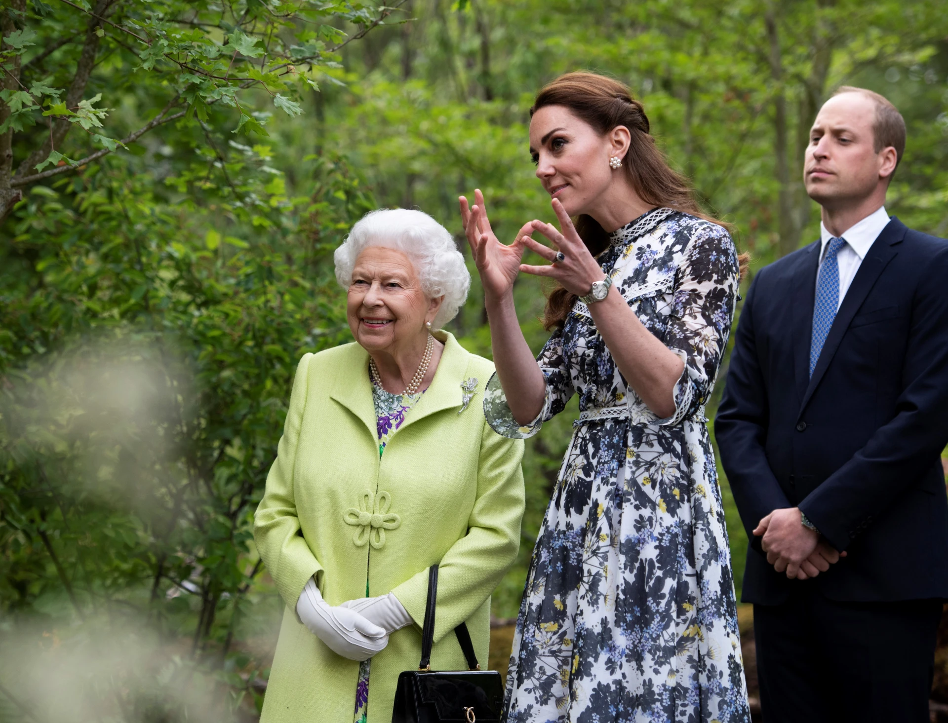 Кейт Мидълтън и Елизабет II – шармантни в пастелни тонове на Чаено парти в Бъкингамския дворец