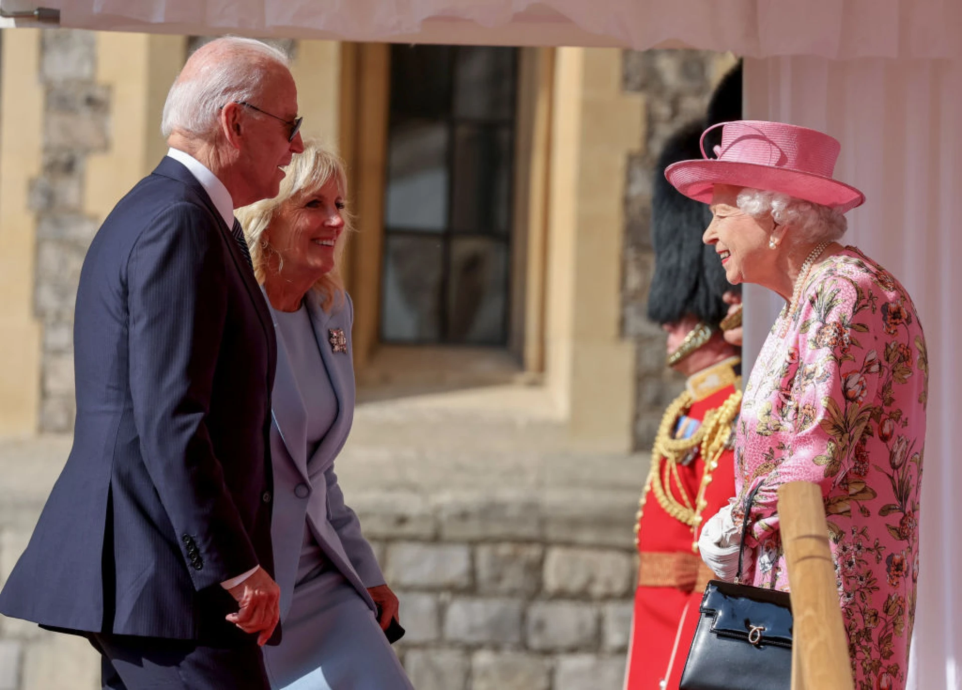 Елизабет Втора получи специална роза за 100-годишния юбилей на принц Филип