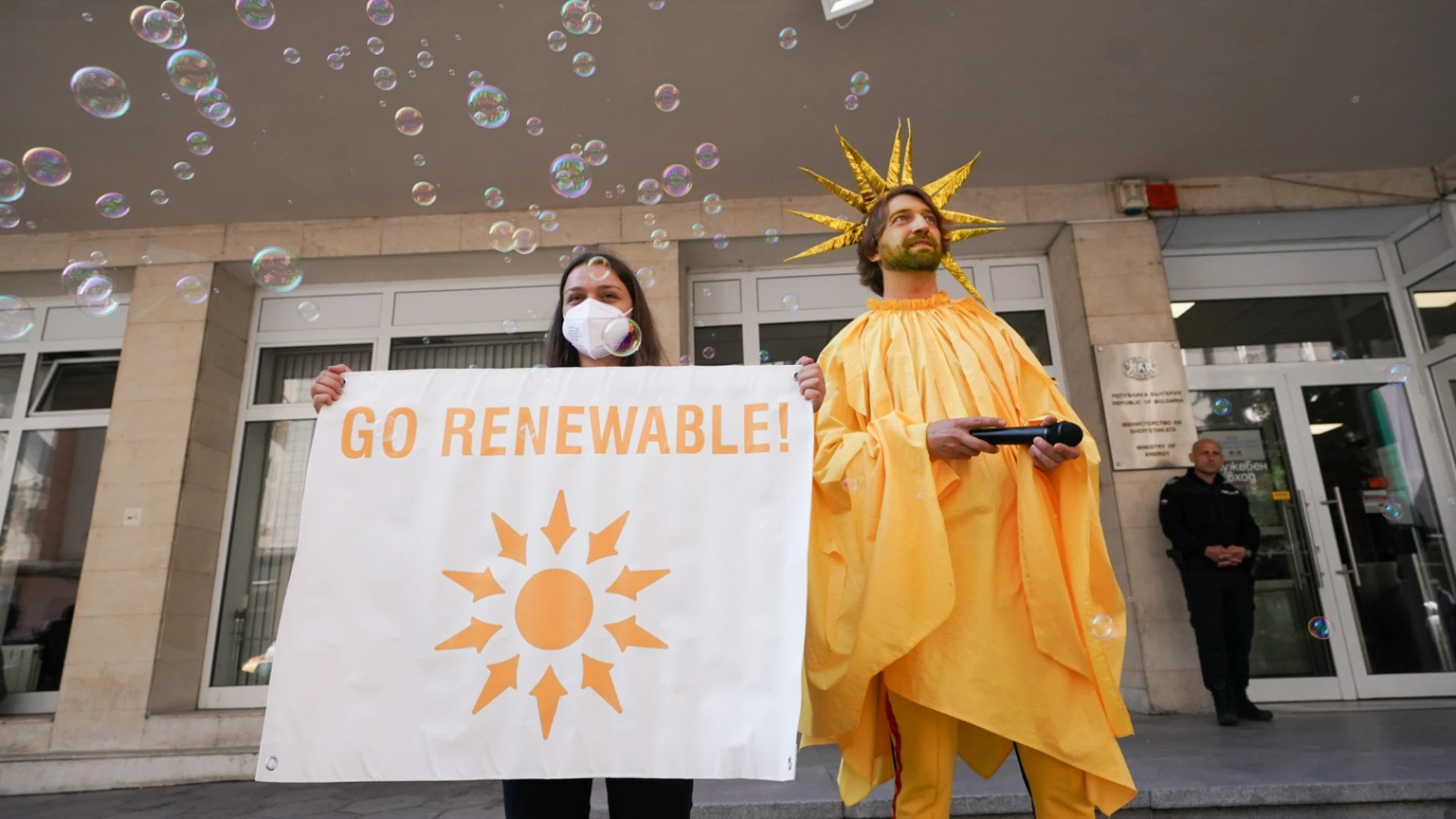 Протестна акция на Грийнпийс за ползване на слънчева енергия