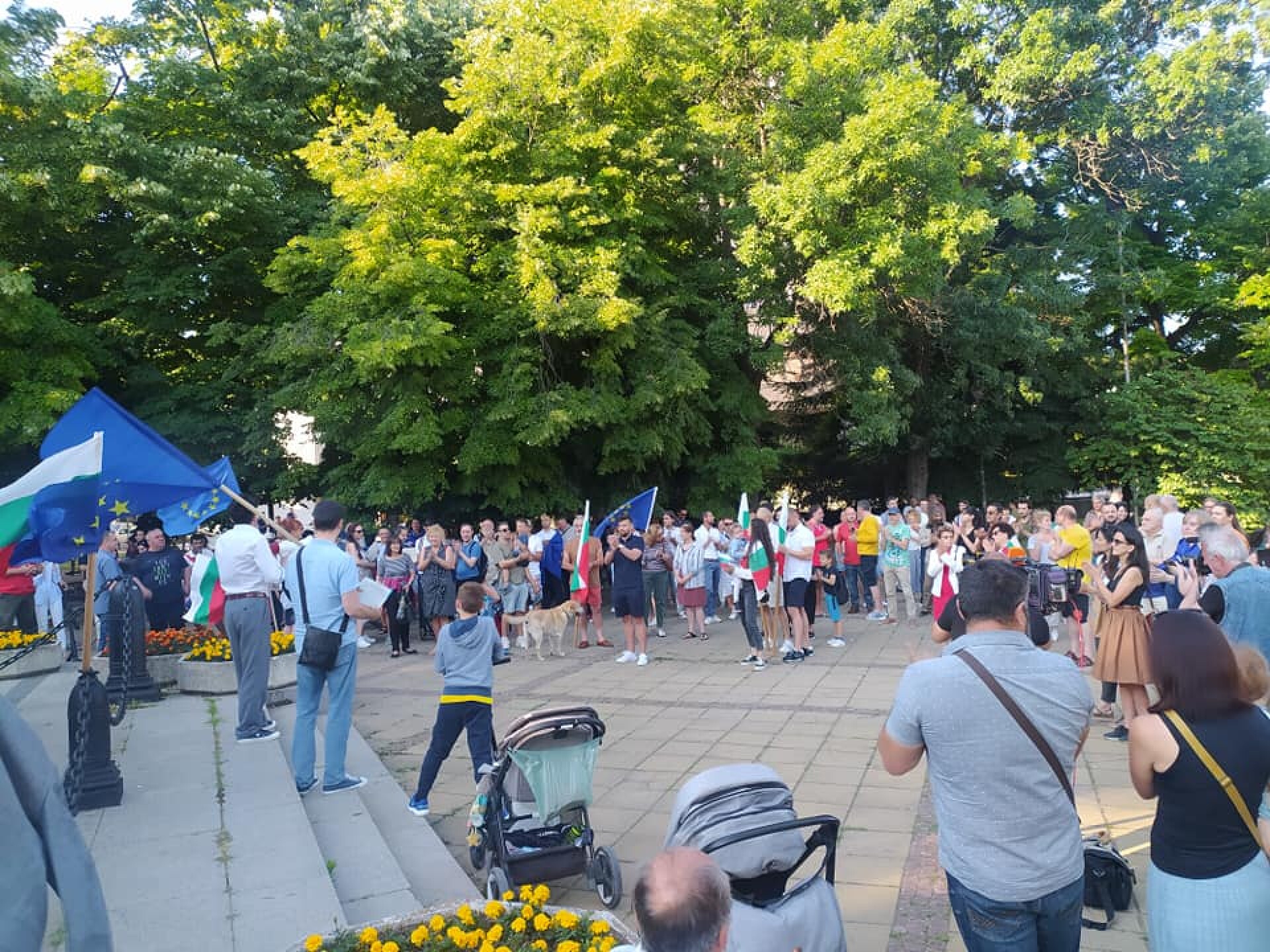 Демонстрация във Варна в защита на правителството