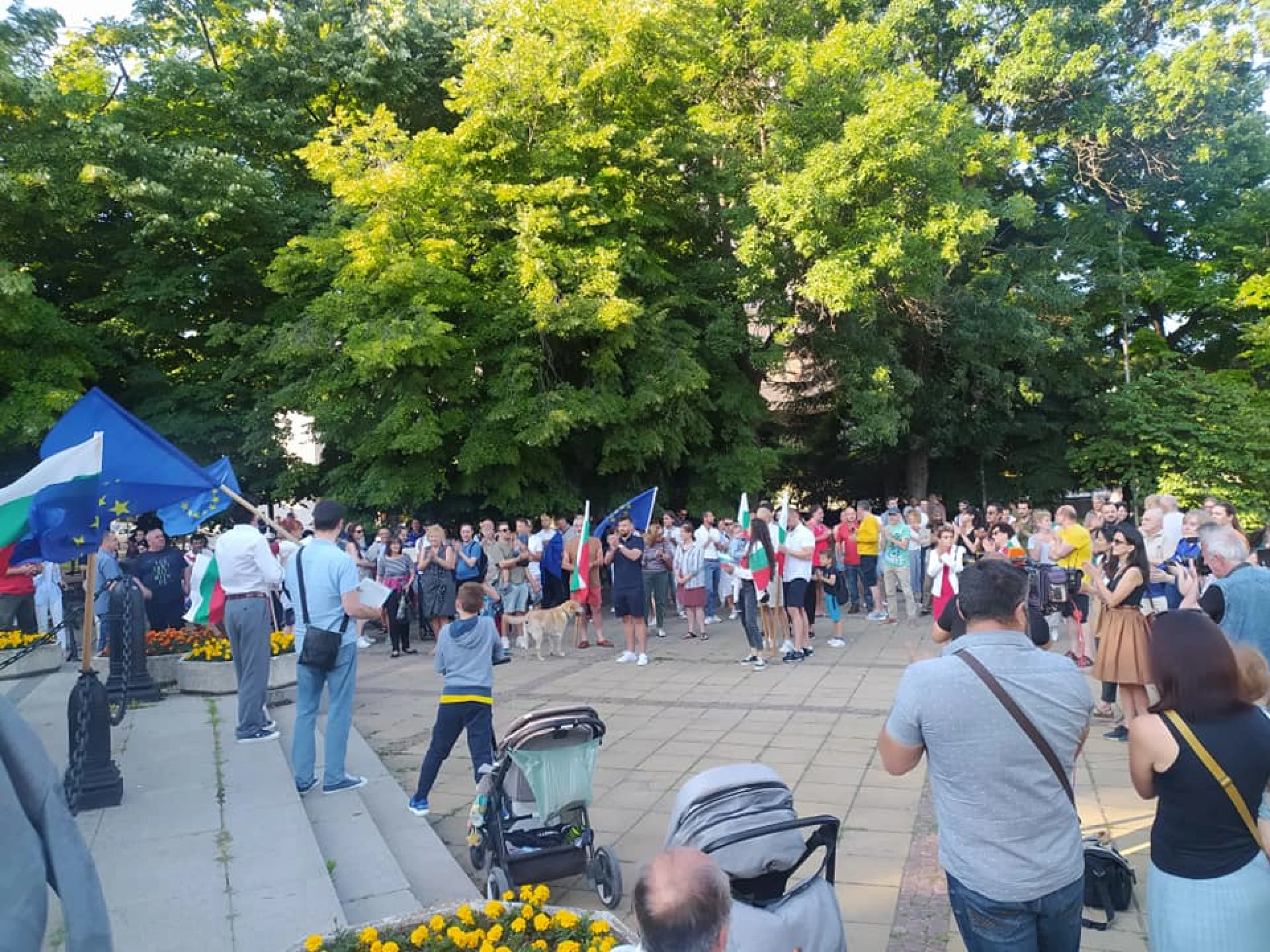 Демонстрация във Варна в защита на правителството