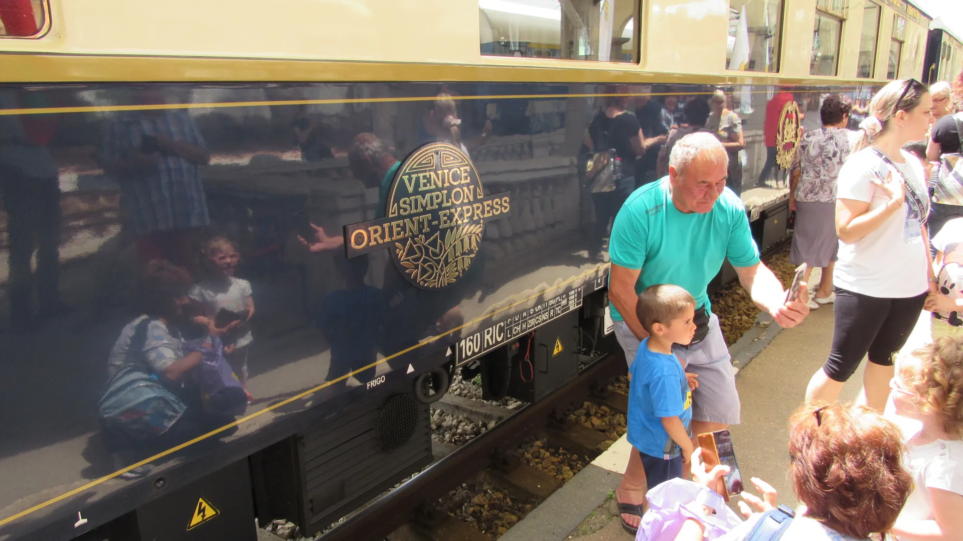 Русенци посрещнаха днес  легендарния влак „Ориент Експрес“