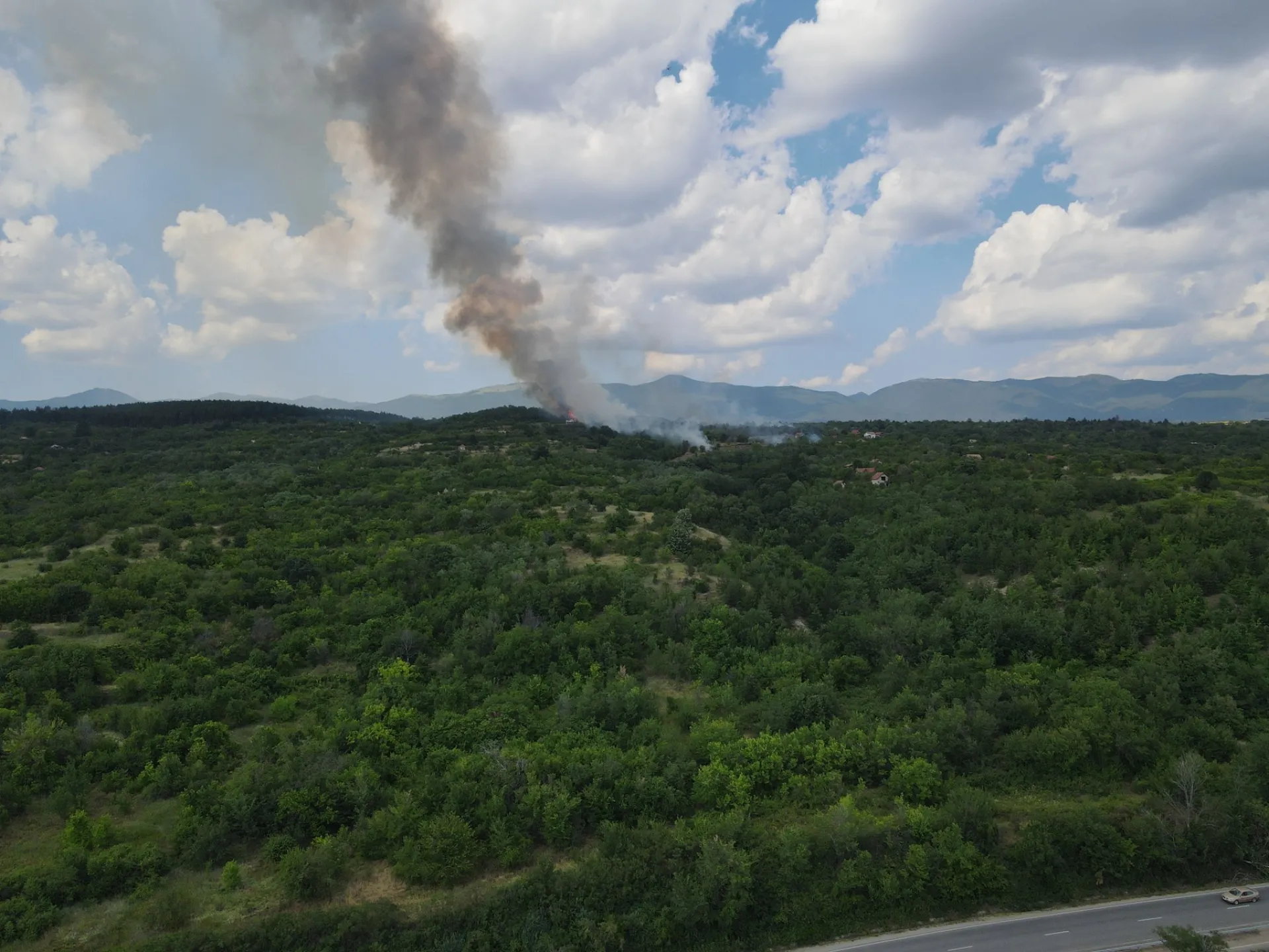 Пожар до вилната зона в Казанлък